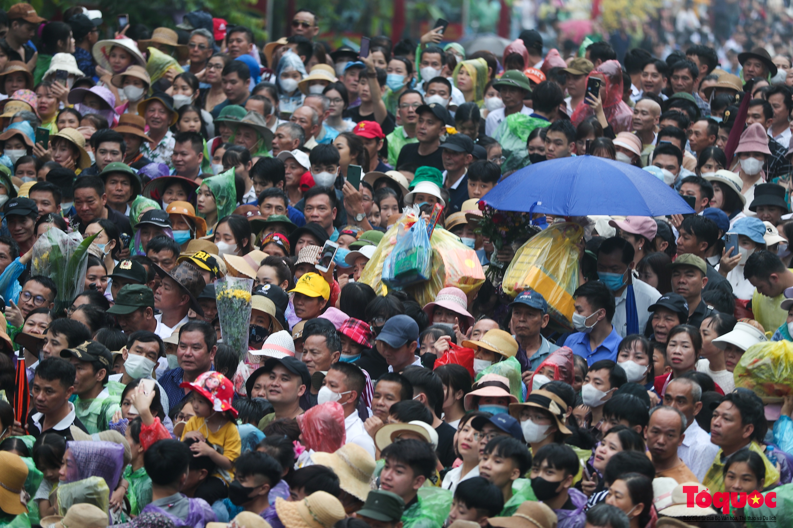Người dân đội mưa về Đền Hùng dự lễ Giỗ Tổ Hùng Vương - Ảnh 11.
