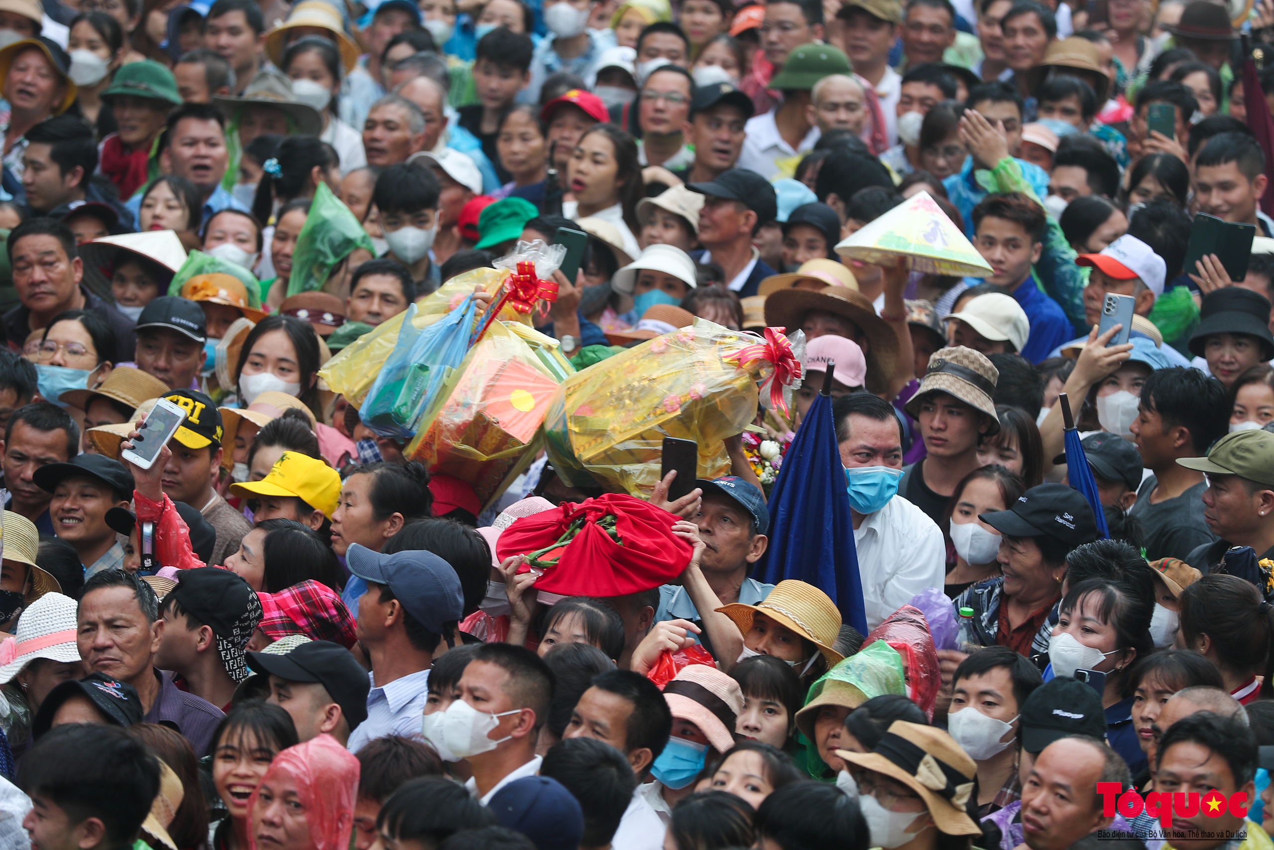 Người dân đội mưa về Đền Hùng dự lễ Giỗ Tổ Hùng Vương - Ảnh 8.