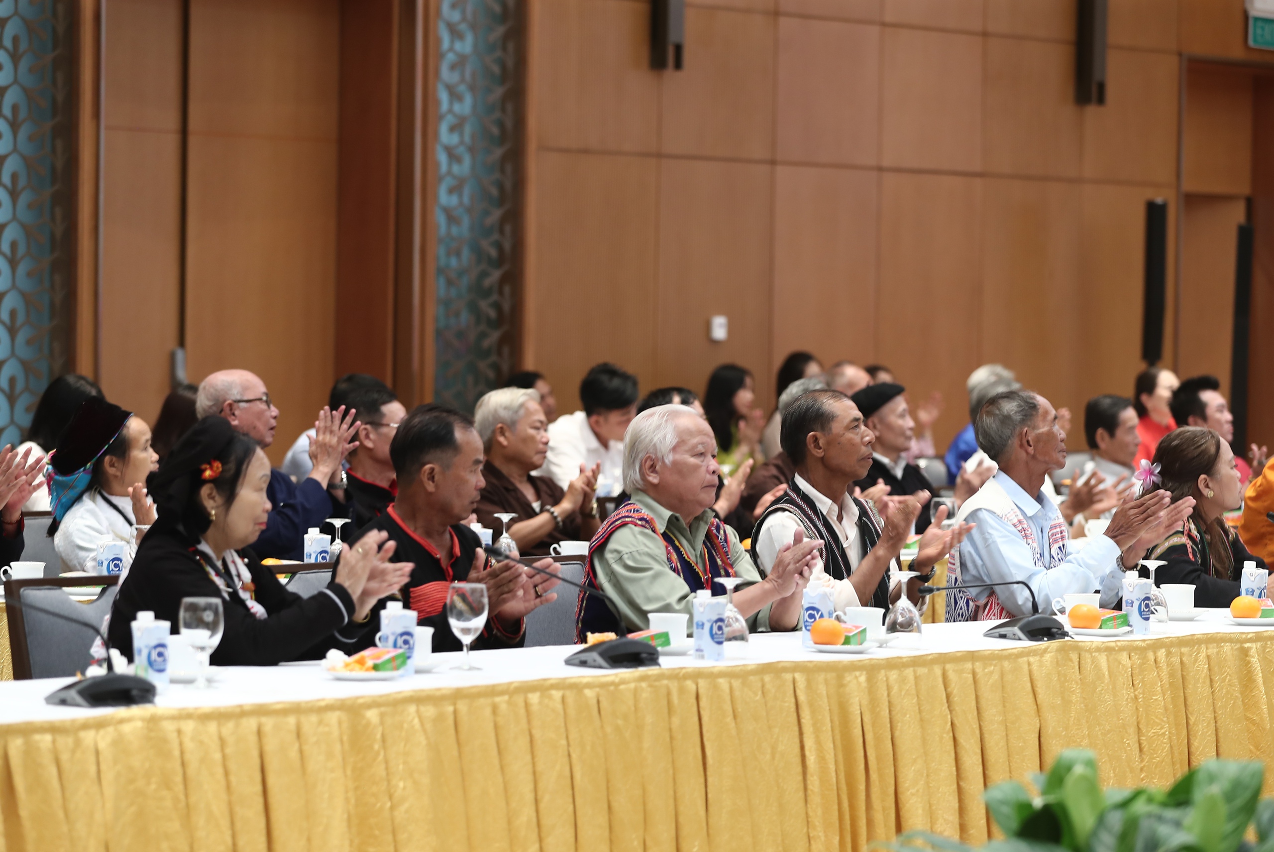 Thủ tướng Phạm Minh Chính gặp mặt các già làng, trưởng bản, nghệ nhân, người có uy tín - Ảnh 10.