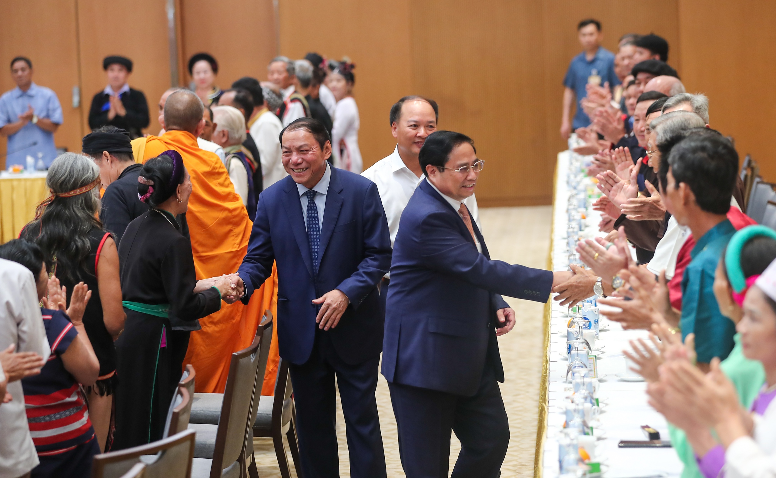 Thủ tướng Phạm Minh Chính gặp mặt các già làng, trưởng bản, nghệ nhân, người có uy tín - Ảnh 3.