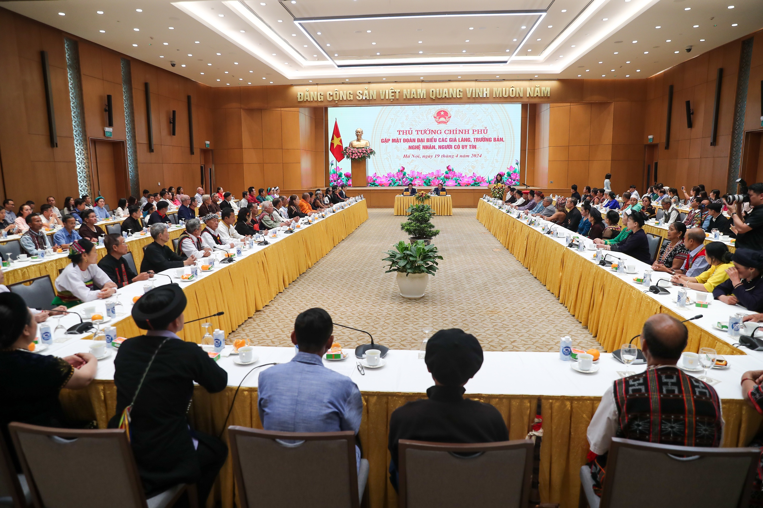 Thủ tướng Phạm Minh Chính gặp mặt các già làng, trưởng bản, nghệ nhân, người có uy tín - Ảnh 1.
