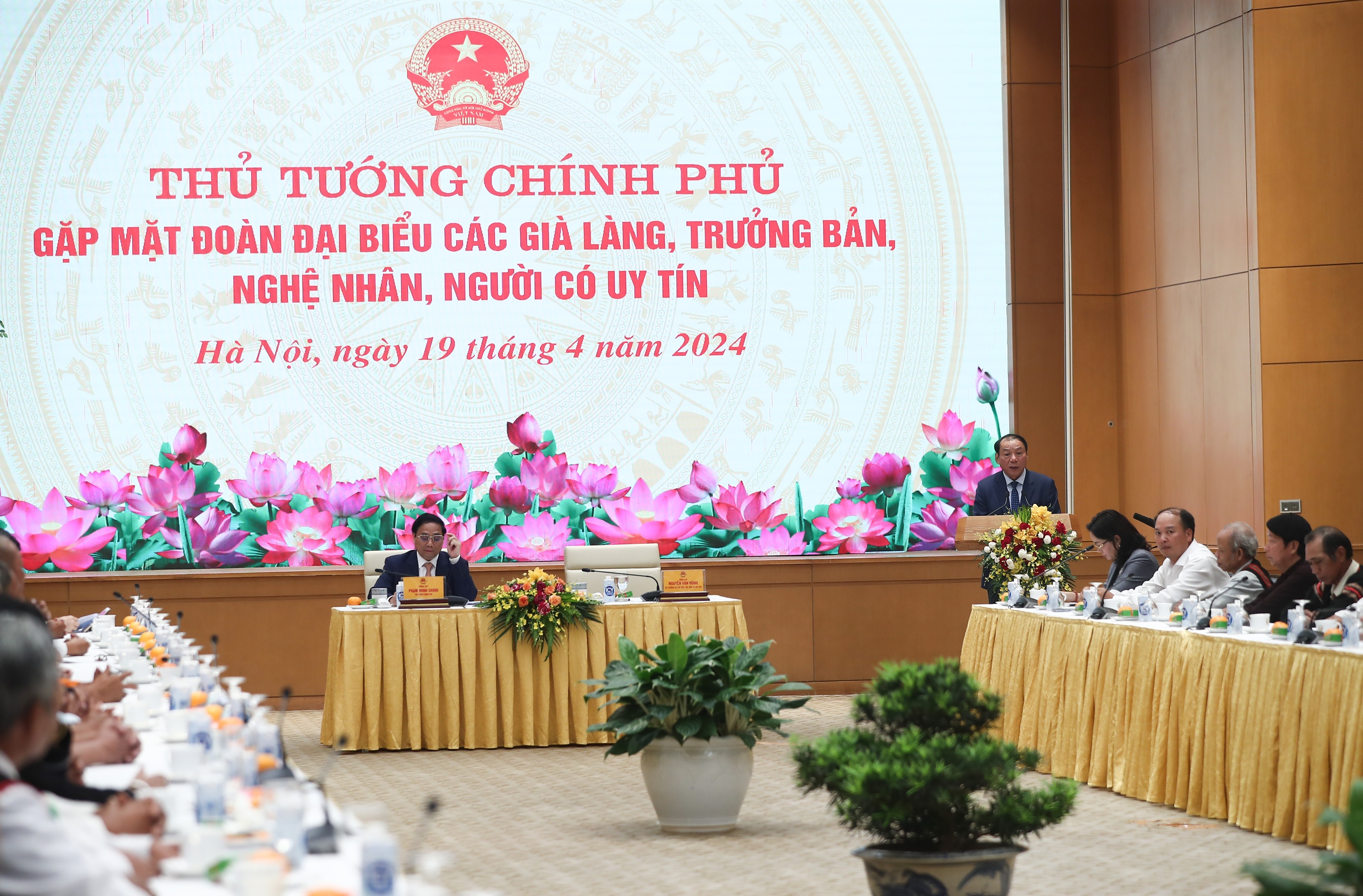 Thủ tướng Phạm Minh Chính gặp mặt các già làng, trưởng bản, nghệ nhân, người có uy tín - Ảnh 4.