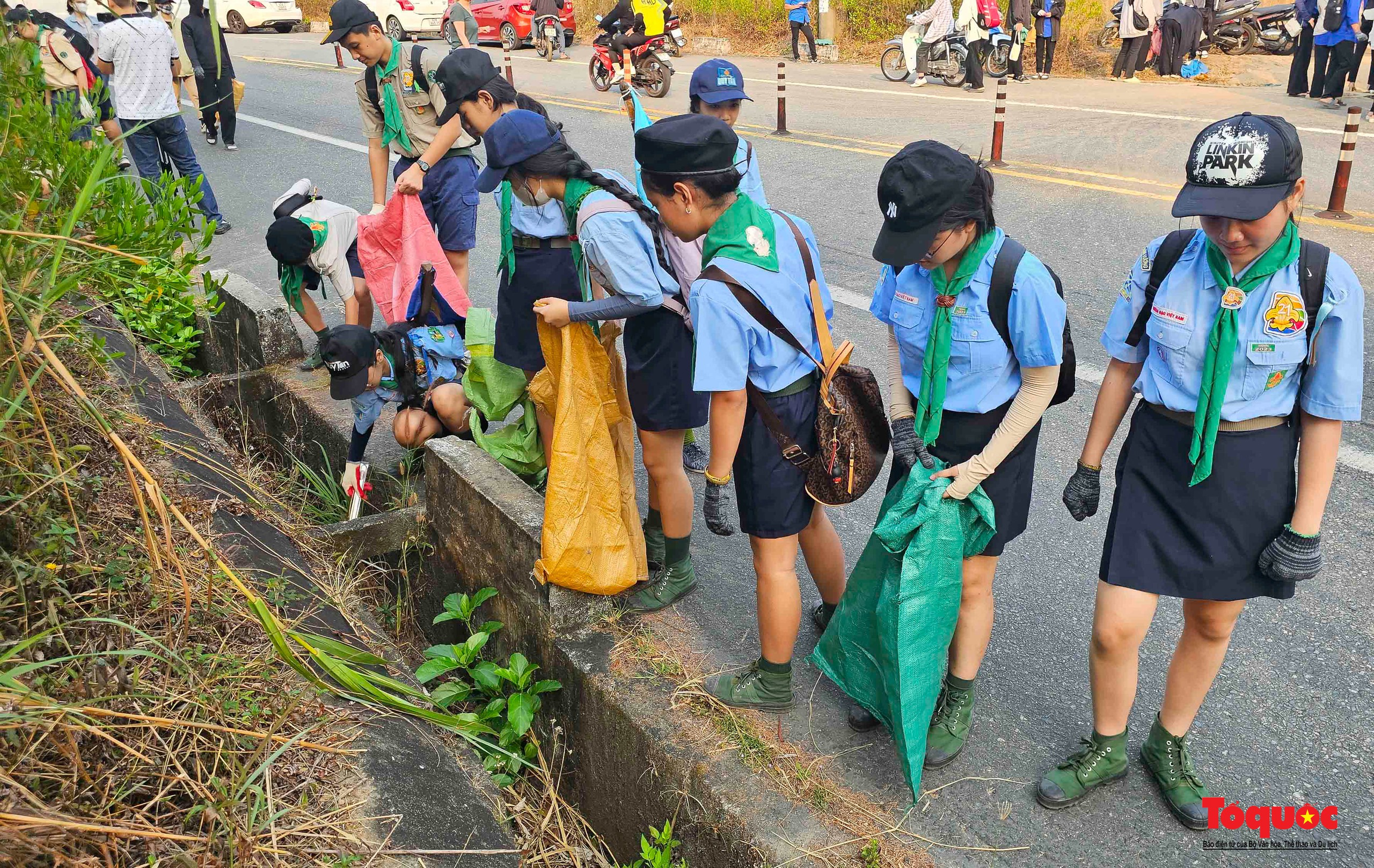 Hơn 700 người nhặt rác, kêu gọi cộng đồng chung tay xây dựng hình ảnh bán đảo Sơn Trà là “điểm đến du lịch Xanh” - Ảnh 2.