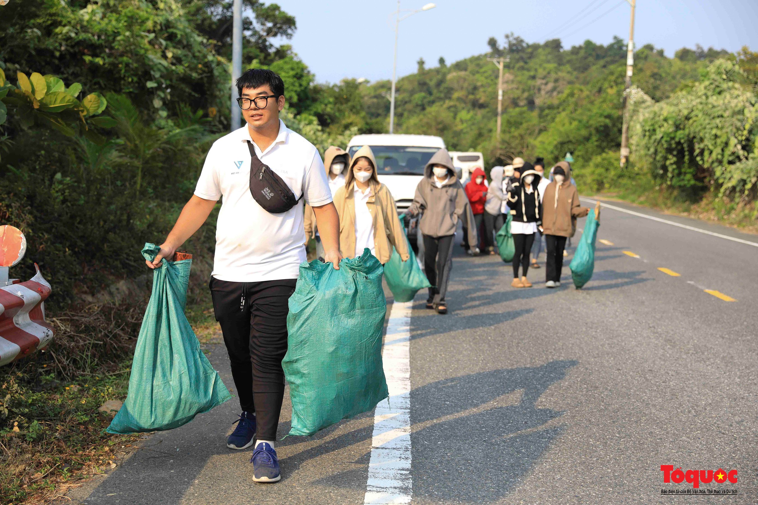 Hơn 700 người nhặt rác, kêu gọi cộng đồng chung tay xây dựng hình ảnh bán đảo Sơn Trà là “điểm đến du lịch Xanh” - Ảnh 9.