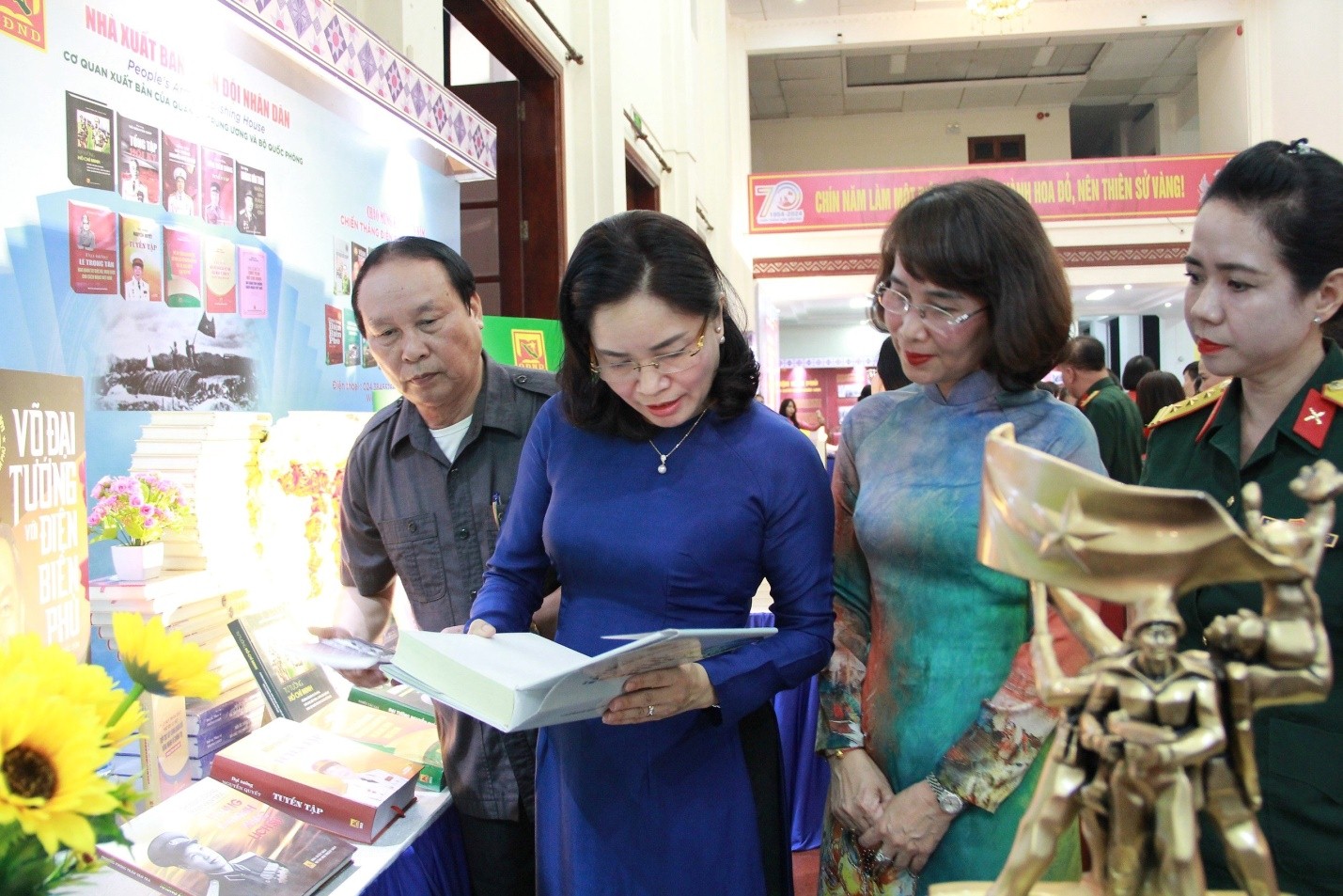 Khai mạc Liên hoan Tuyên truyền phát triển văn hóa đọc và giới thiệu sách năm 2024 - Ảnh 8.