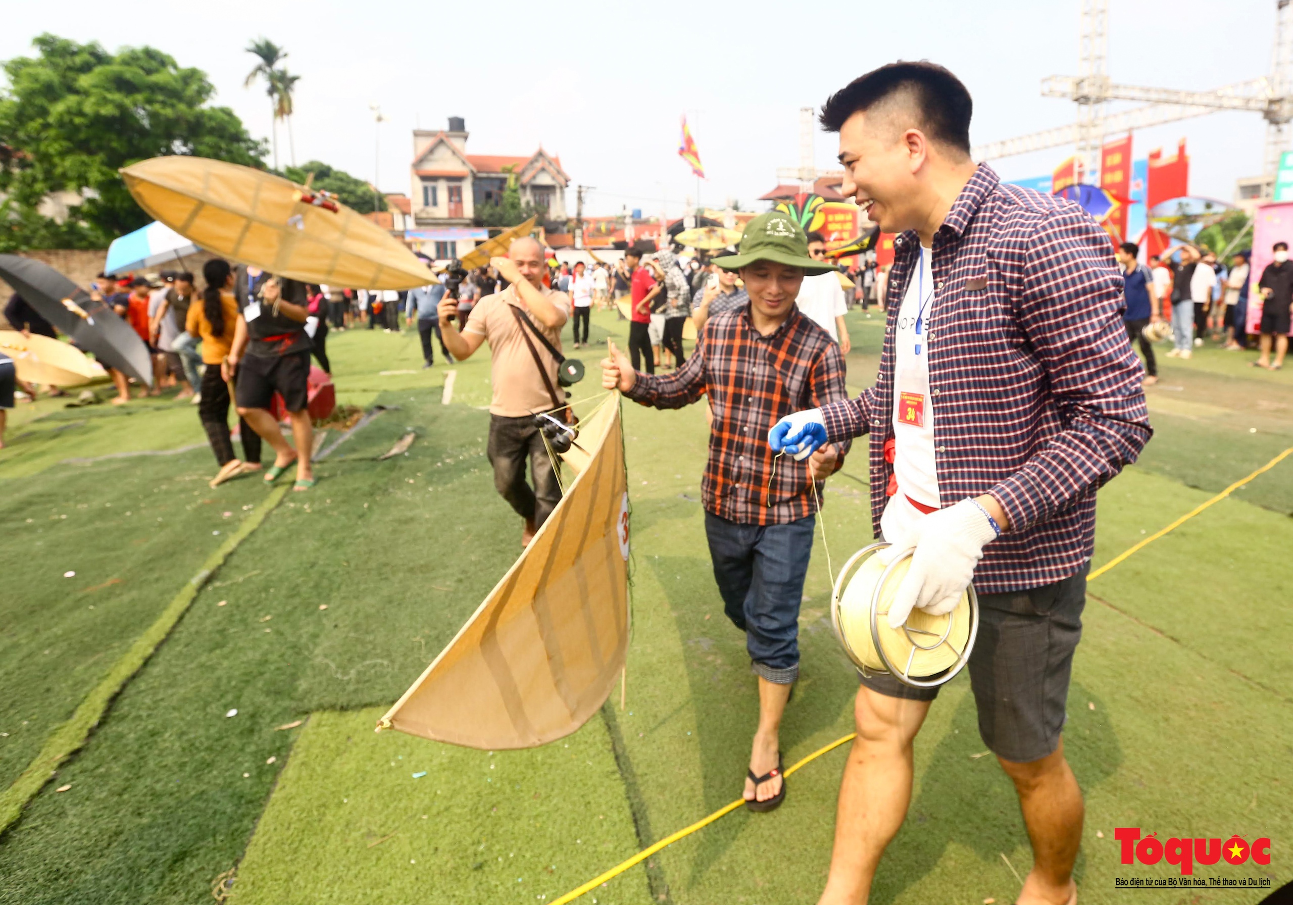 Màn thi đấu gay cấn tại lễ hội thi thả diều 'ngàn năm tuổi' ở làng Bá Dương Nội - Ảnh 12.