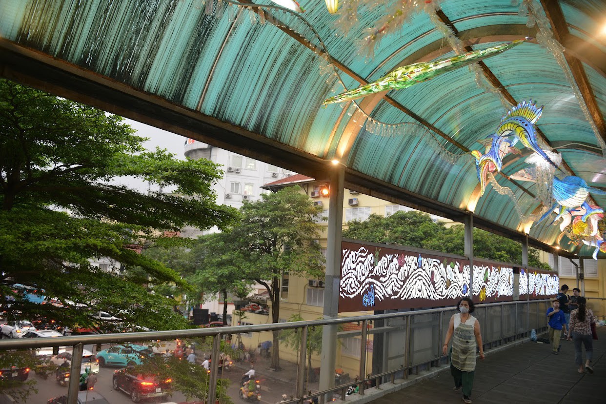 Hà Nội: Điểm check-in đa sắc màu mới trên cầu đi bộ phố Trần Nhật Duật - Ảnh 2.