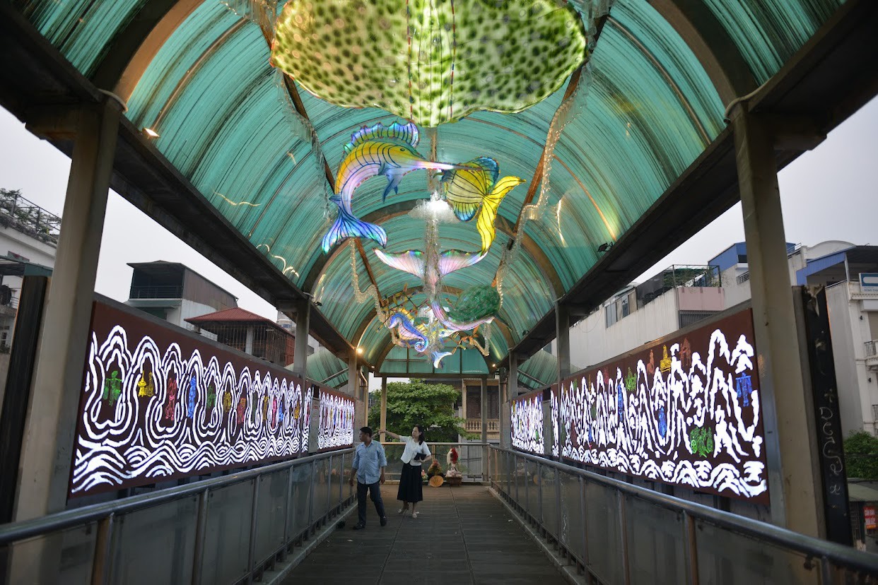 Hà Nội: Điểm check-in đa sắc màu mới trên cầu đi bộ phố Trần Nhật Duật - Ảnh 1.