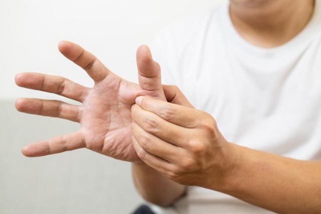 3 điểm bất thường trên ngón tay “báo hiệu” nguy cơ nhồi máu não bất kỳ lúc nào, người bị cao huyết áp đặc biệt cần chú ý - Ảnh 2.