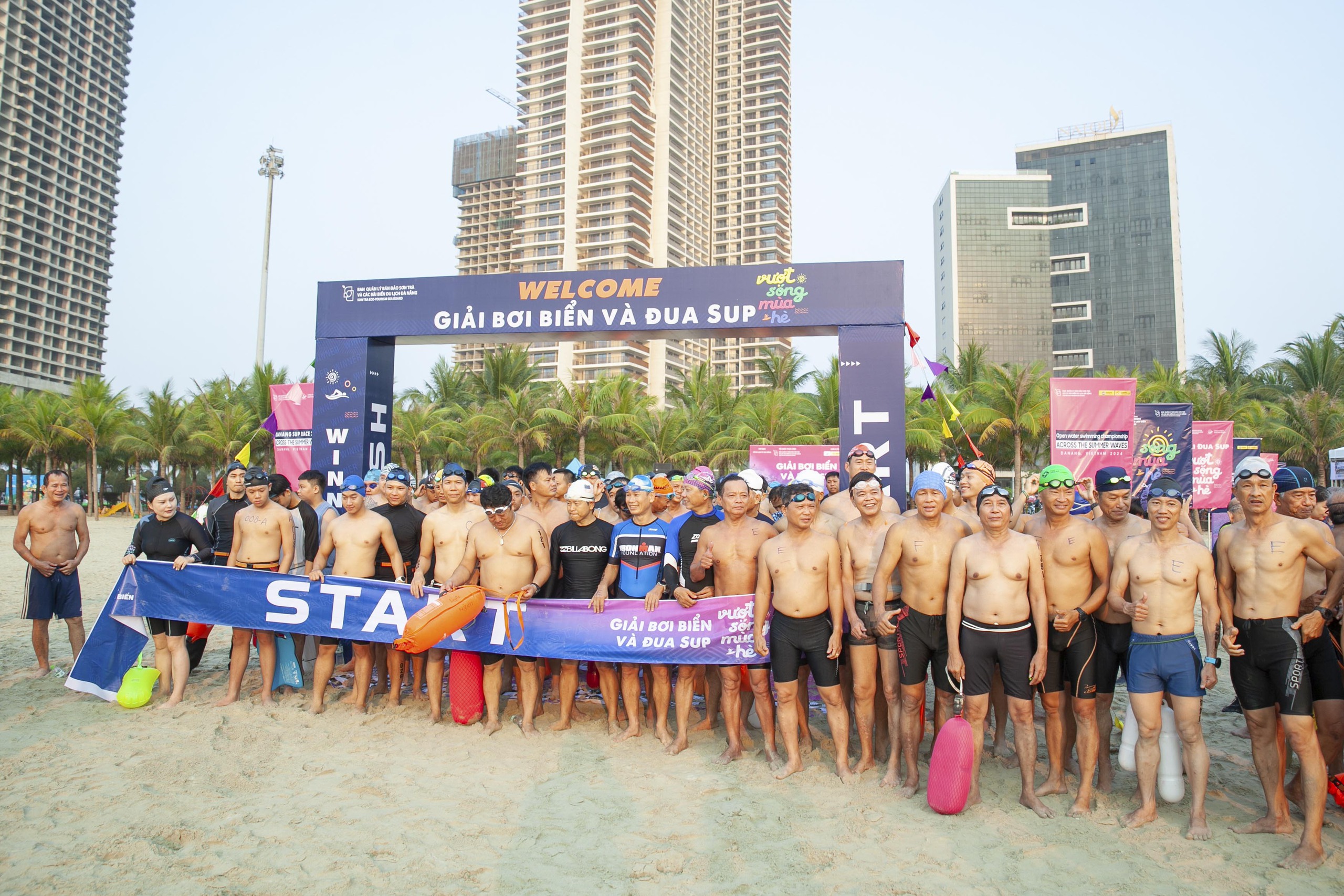 Hàng trăm VĐV tranh tài giải bơi biển và đua sup “Vượt sóng mùa hè Đà Nẵng 2024”  - Ảnh 1.