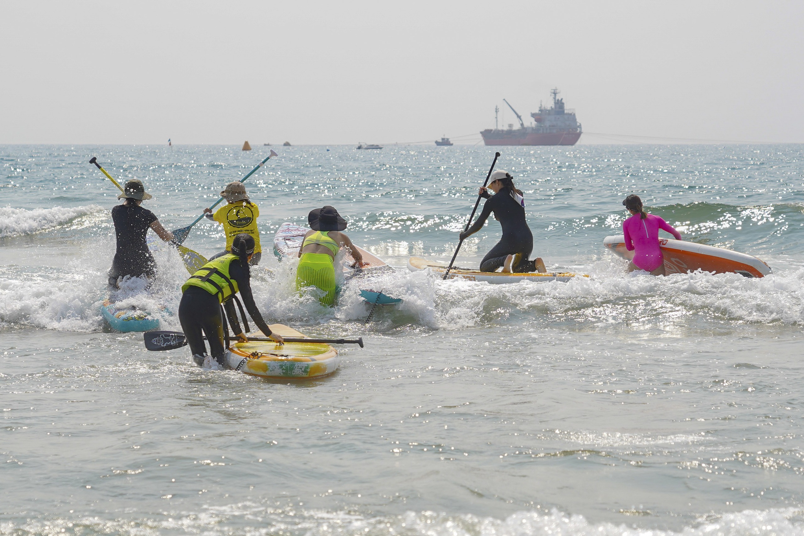 Hàng trăm VĐV tranh tài giải bơi biển và đua sup “Vượt sóng mùa hè Đà Nẵng 2024”  - Ảnh 11.