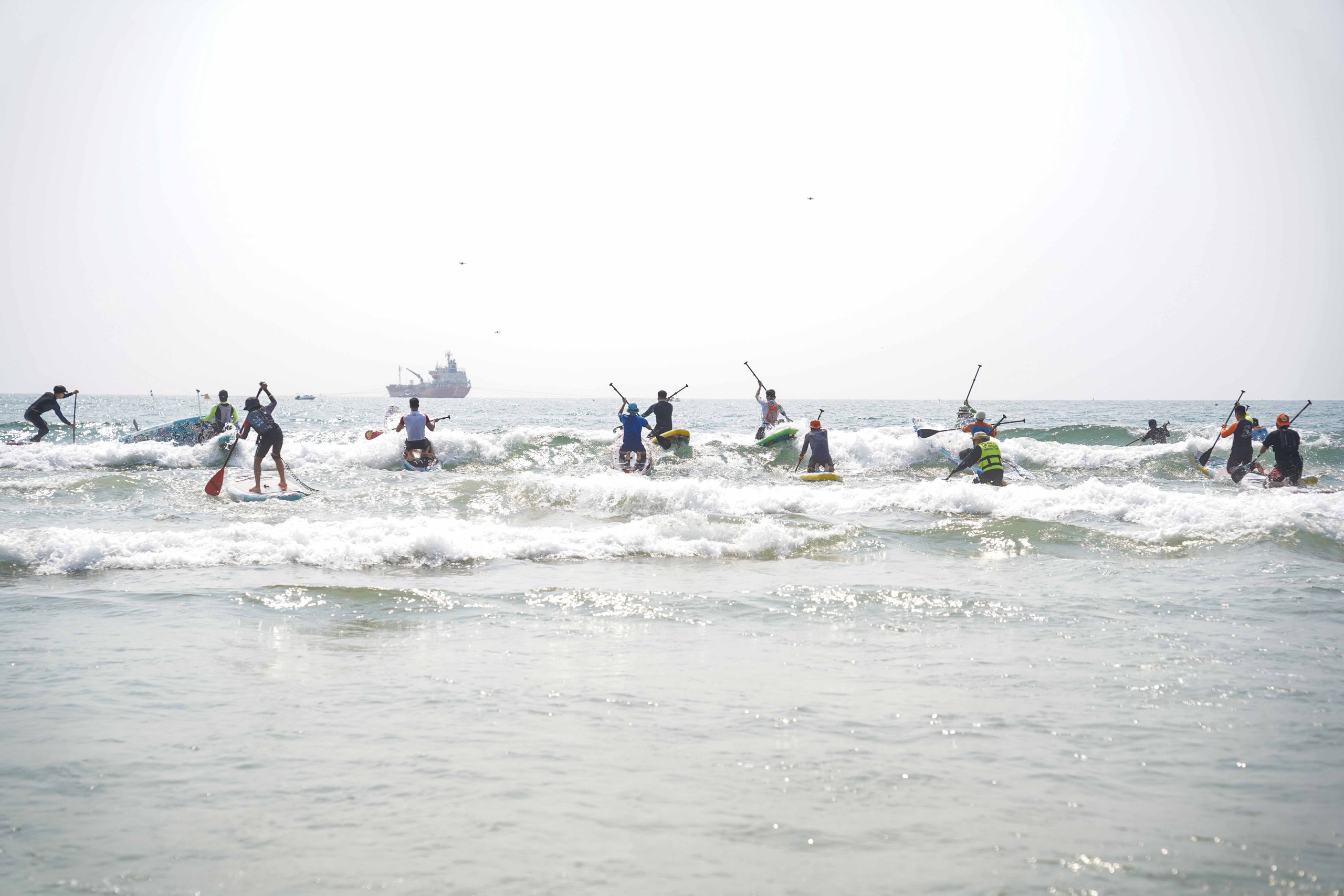Hàng trăm VĐV tranh tài giải bơi biển và đua sup “Vượt sóng mùa hè Đà Nẵng 2024”  - Ảnh 12.