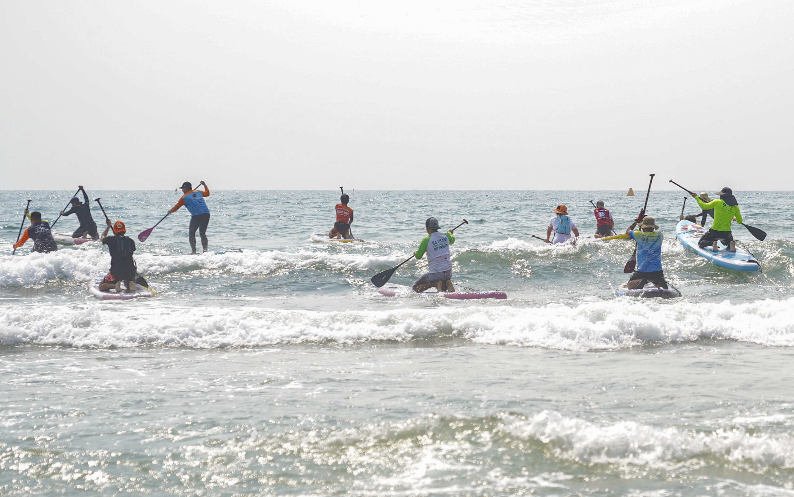 Hàng trăm VĐV tranh tài giải bơi biển và đua sup “Vượt sóng mùa hè Đà Nẵng 2024”  - Ảnh 13.