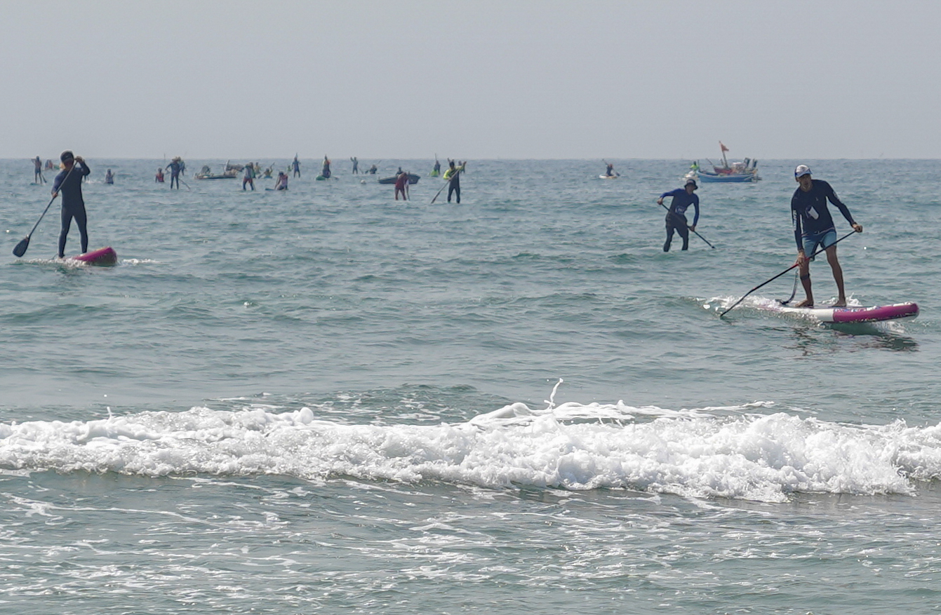 Hàng trăm VĐV tranh tài giải bơi biển và đua sup “Vượt sóng mùa hè Đà Nẵng 2024”  - Ảnh 14.