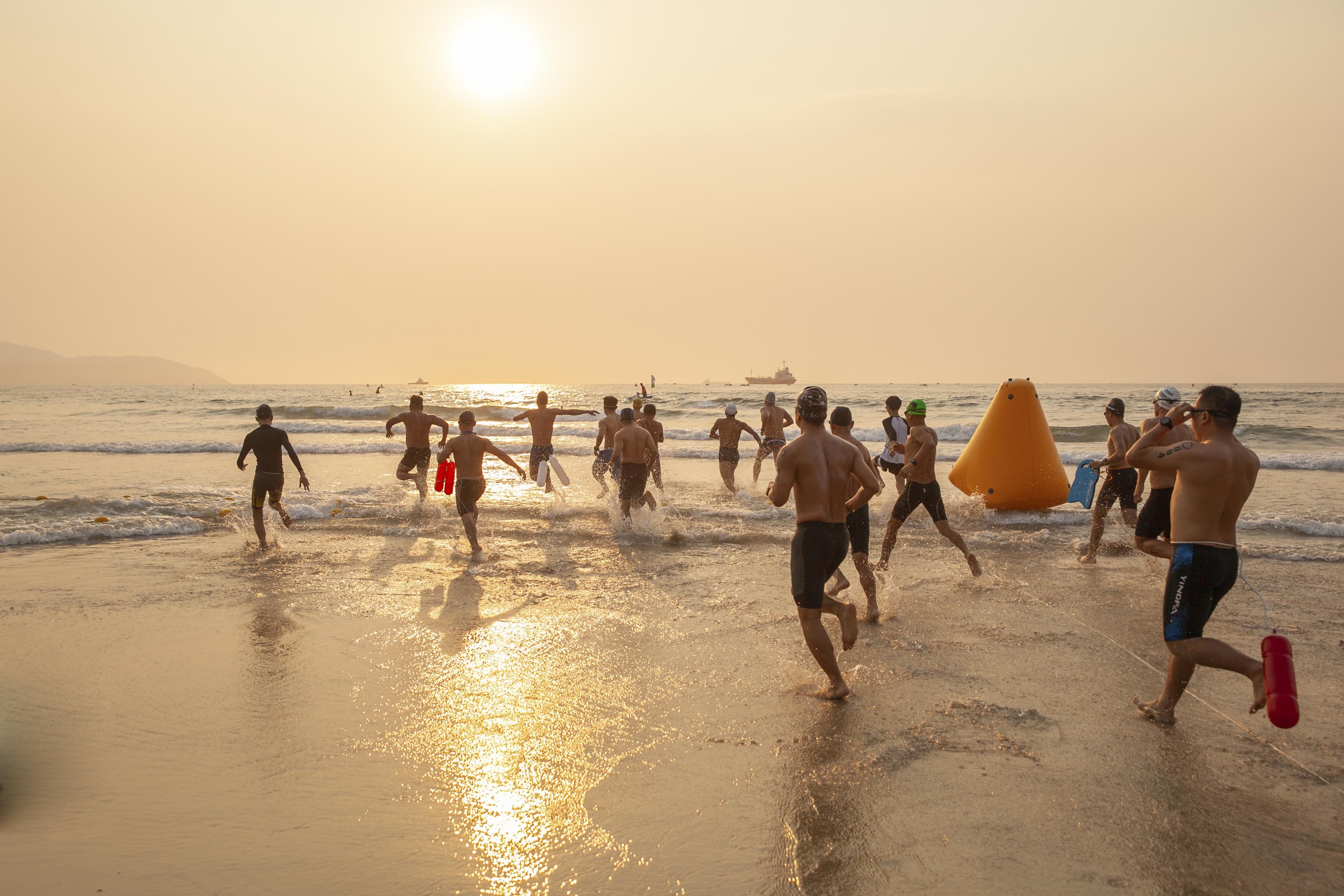 Hàng trăm VĐV tranh tài giải bơi biển và đua sup “Vượt sóng mùa hè Đà Nẵng 2024”  - Ảnh 2.