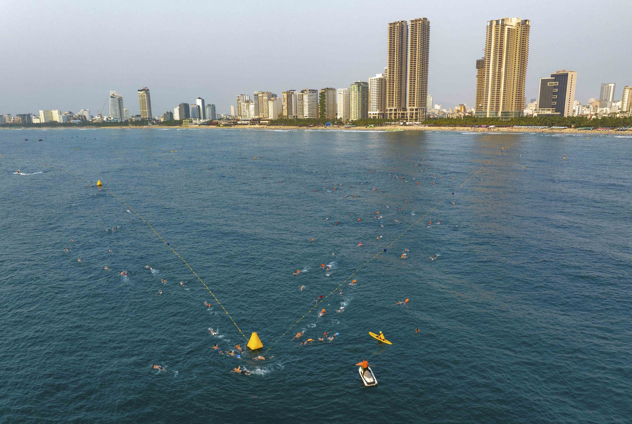 Hàng trăm VĐV tranh tài giải bơi biển và đua sup “Vượt sóng mùa hè Đà Nẵng 2024”  - Ảnh 3.