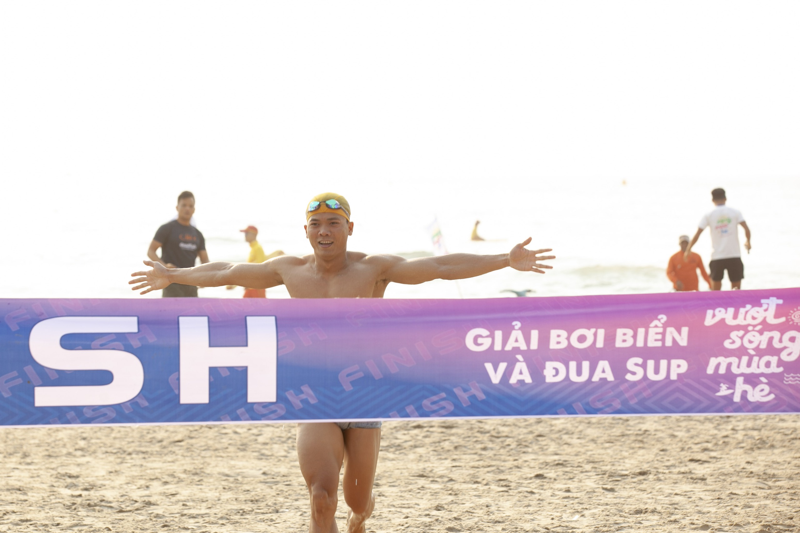 Hàng trăm VĐV tranh tài giải bơi biển và đua sup “Vượt sóng mùa hè Đà Nẵng 2024”  - Ảnh 7.