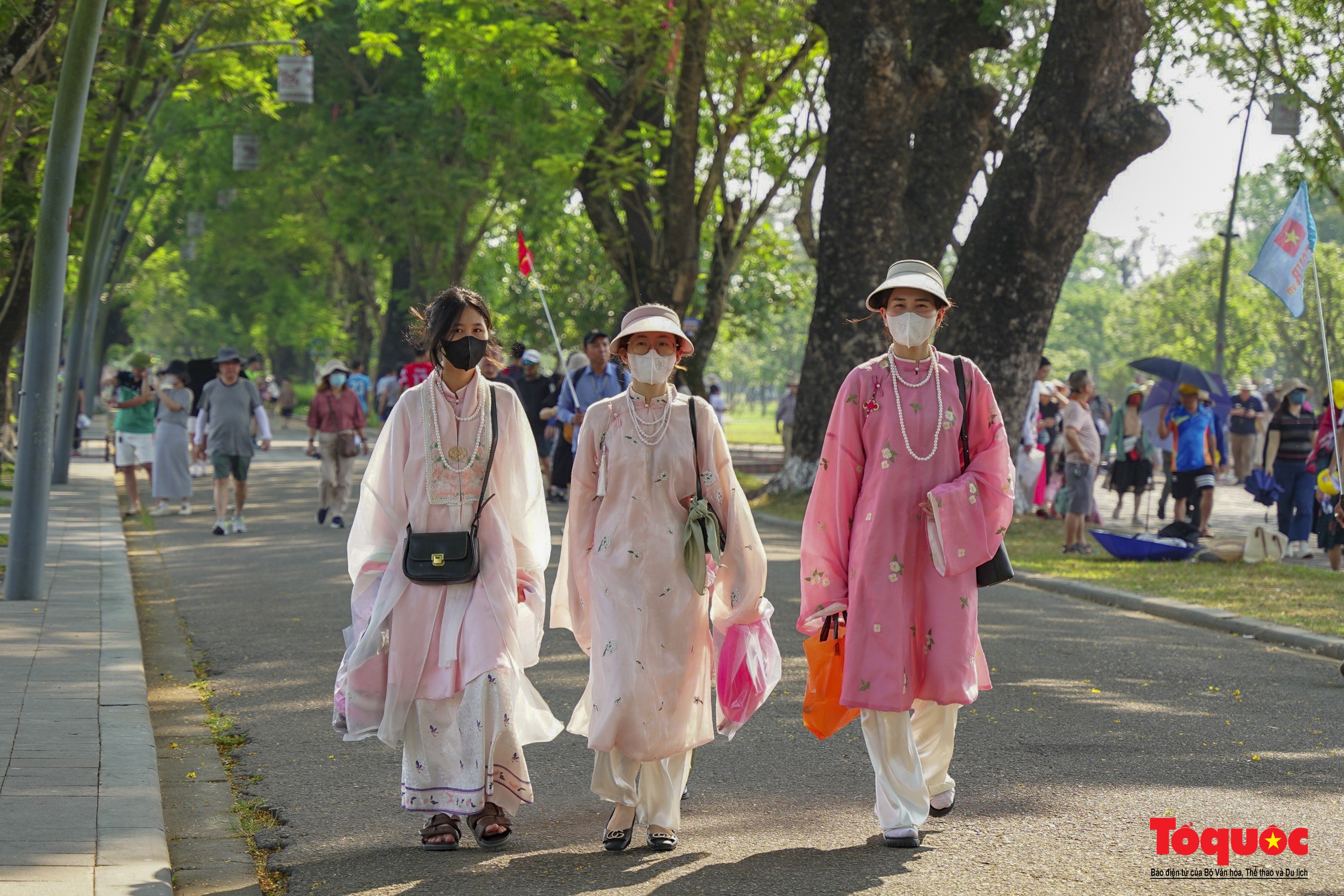 Du khách ùn ùn tham quan Huế trong những ngày nắng nóng gay gắt - Ảnh 5.