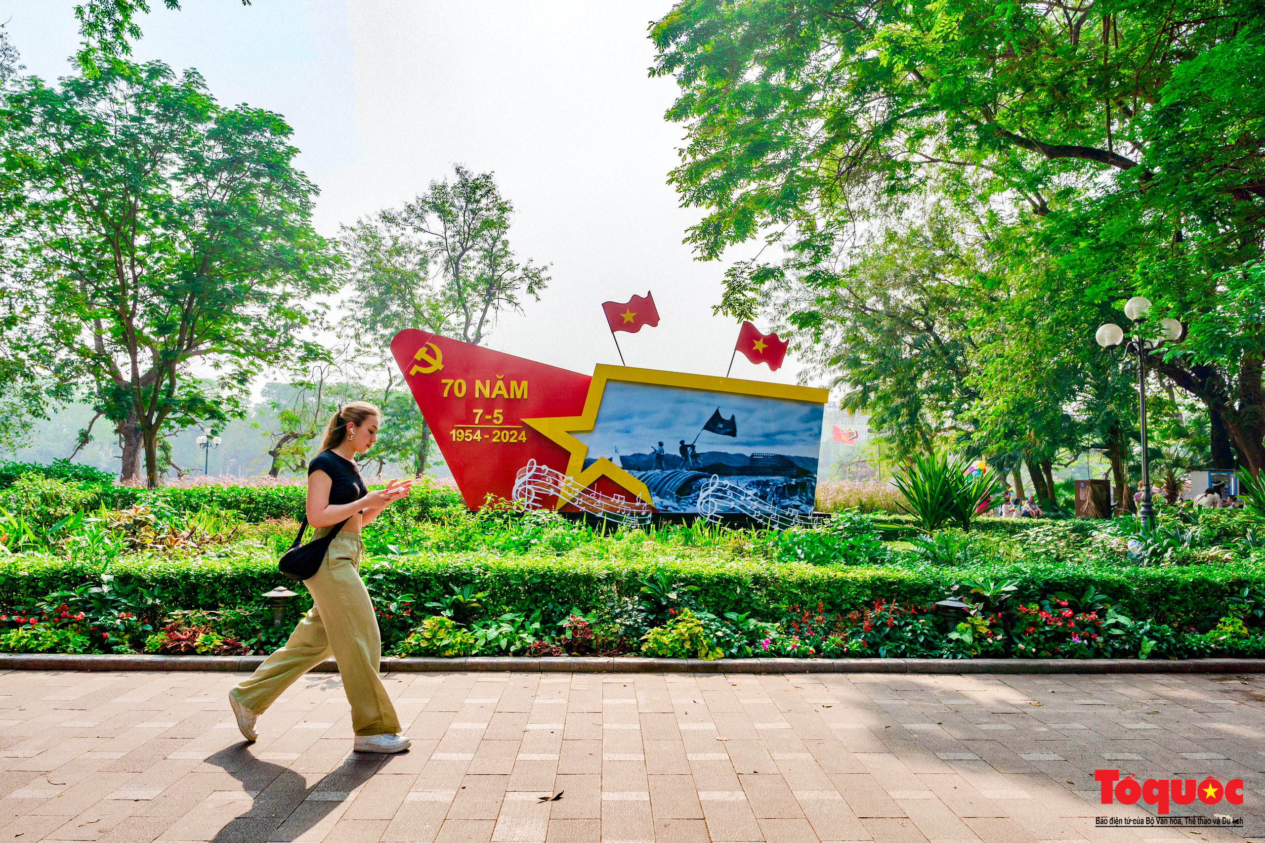 Hà Nội rực rỡ cờ hoa trang hoàng chào mừng kỷ niệm các ngày lễ lớn - Ảnh 7.