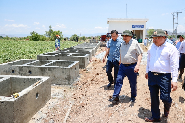 Thủ tướng khảo sát thực tế, thăm hỏi người dân tại tỉnh khô hạn nhất cả nước - Ảnh 1.