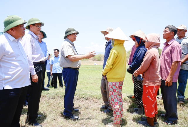Thủ tướng khảo sát thực tế, thăm hỏi người dân tại tỉnh khô hạn nhất cả nước - Ảnh 2.