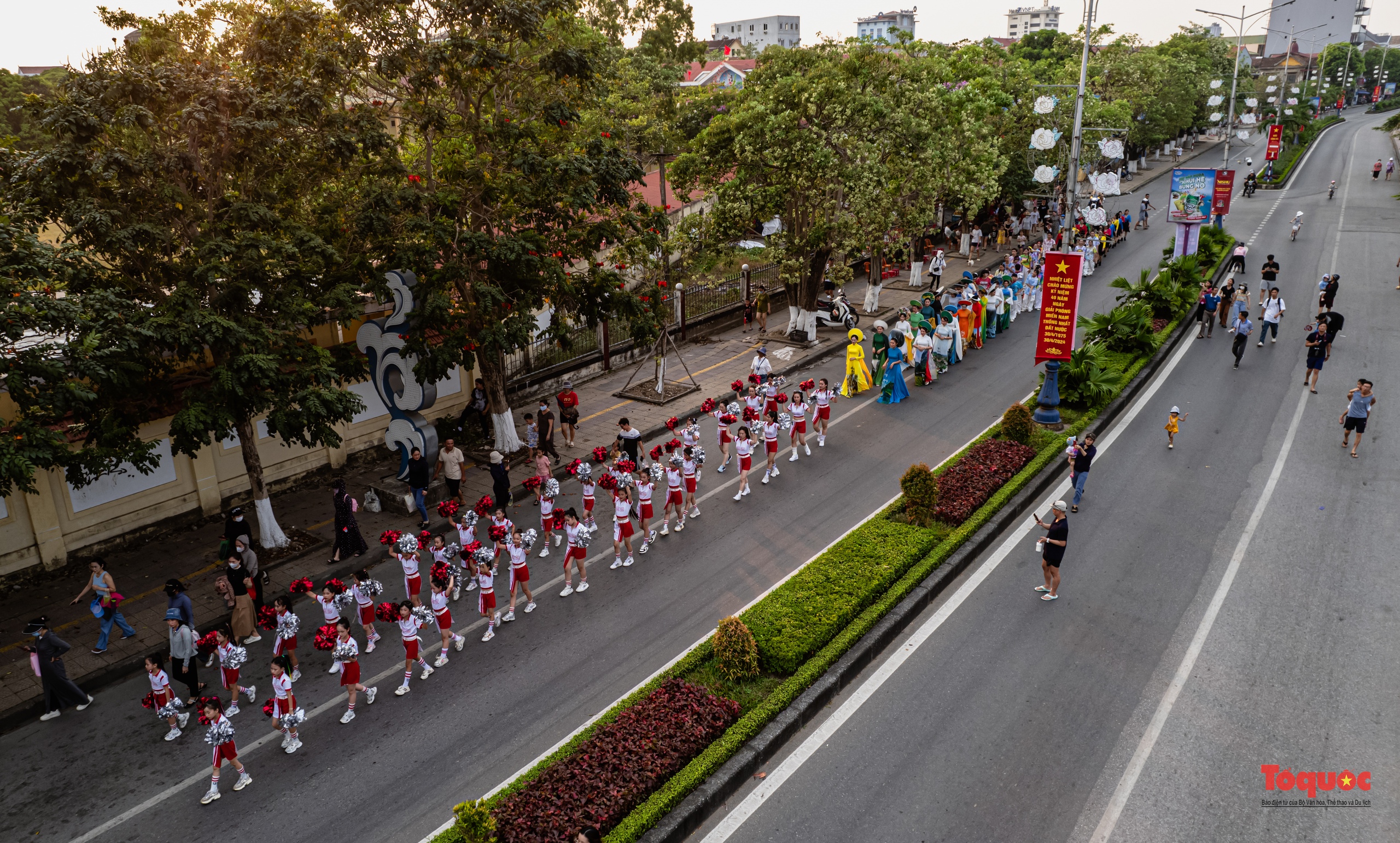 Quảng Bình: Đa sắc màu văn hóa ở lễ hội đường phố - Ảnh 2.
