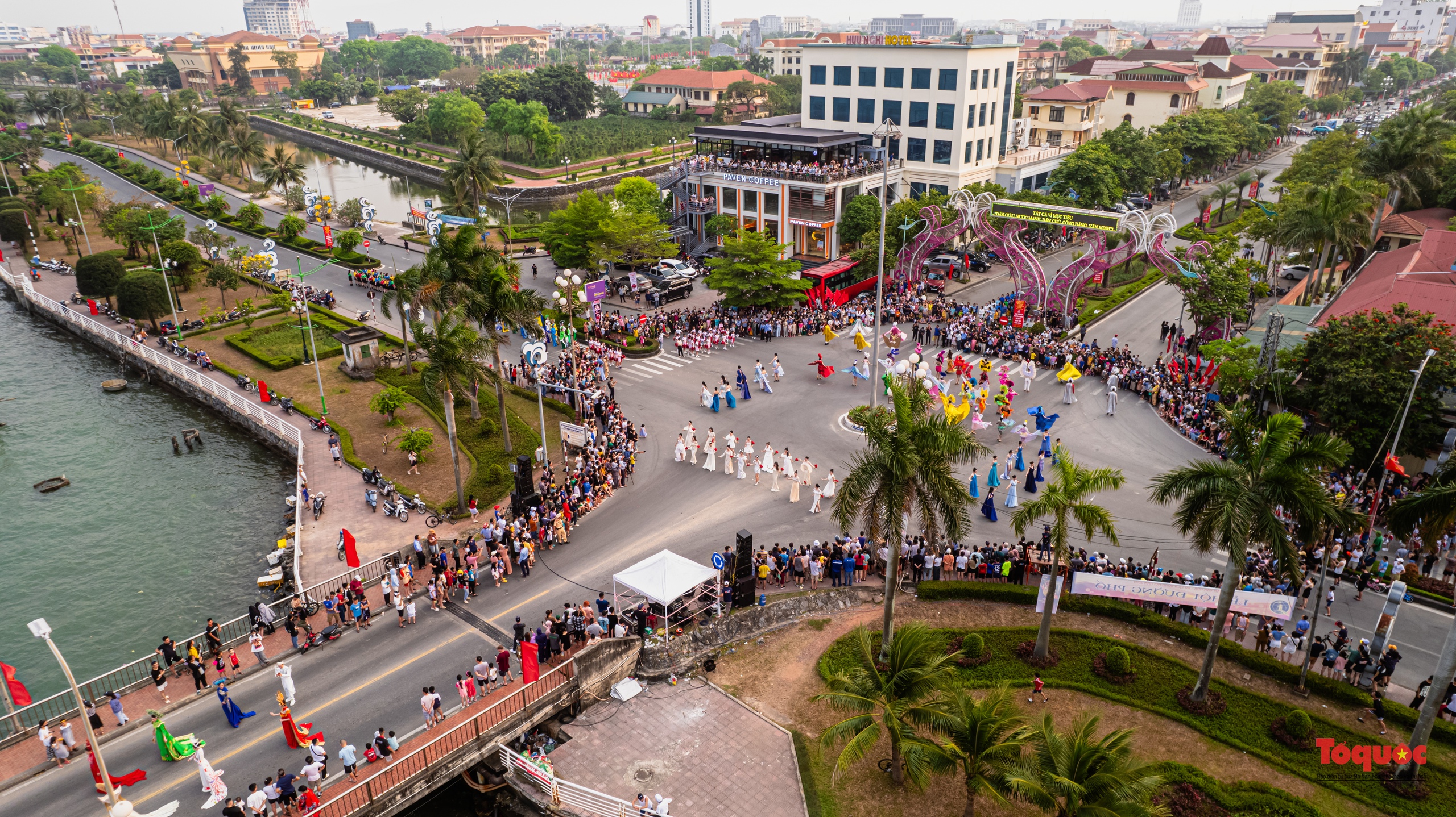 Quảng Bình: Đa sắc màu văn hóa ở lễ hội đường phố - Ảnh 1.