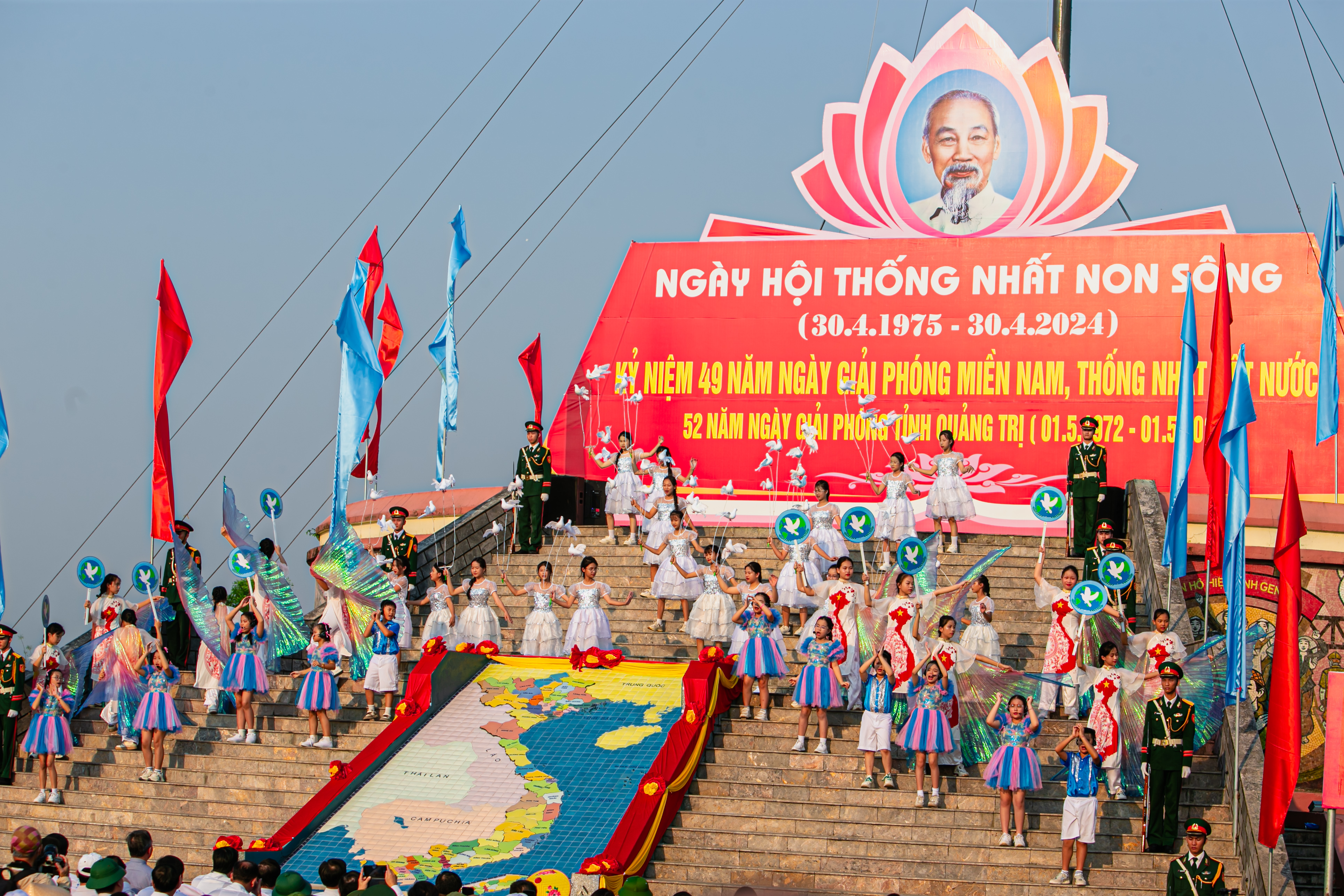 Lễ thượng cờ tại Kỳ đài Hiền Lương - Ảnh 4. Lễ thượng cờ tại Kỳ đài Hiền Lương - Ảnh 4.