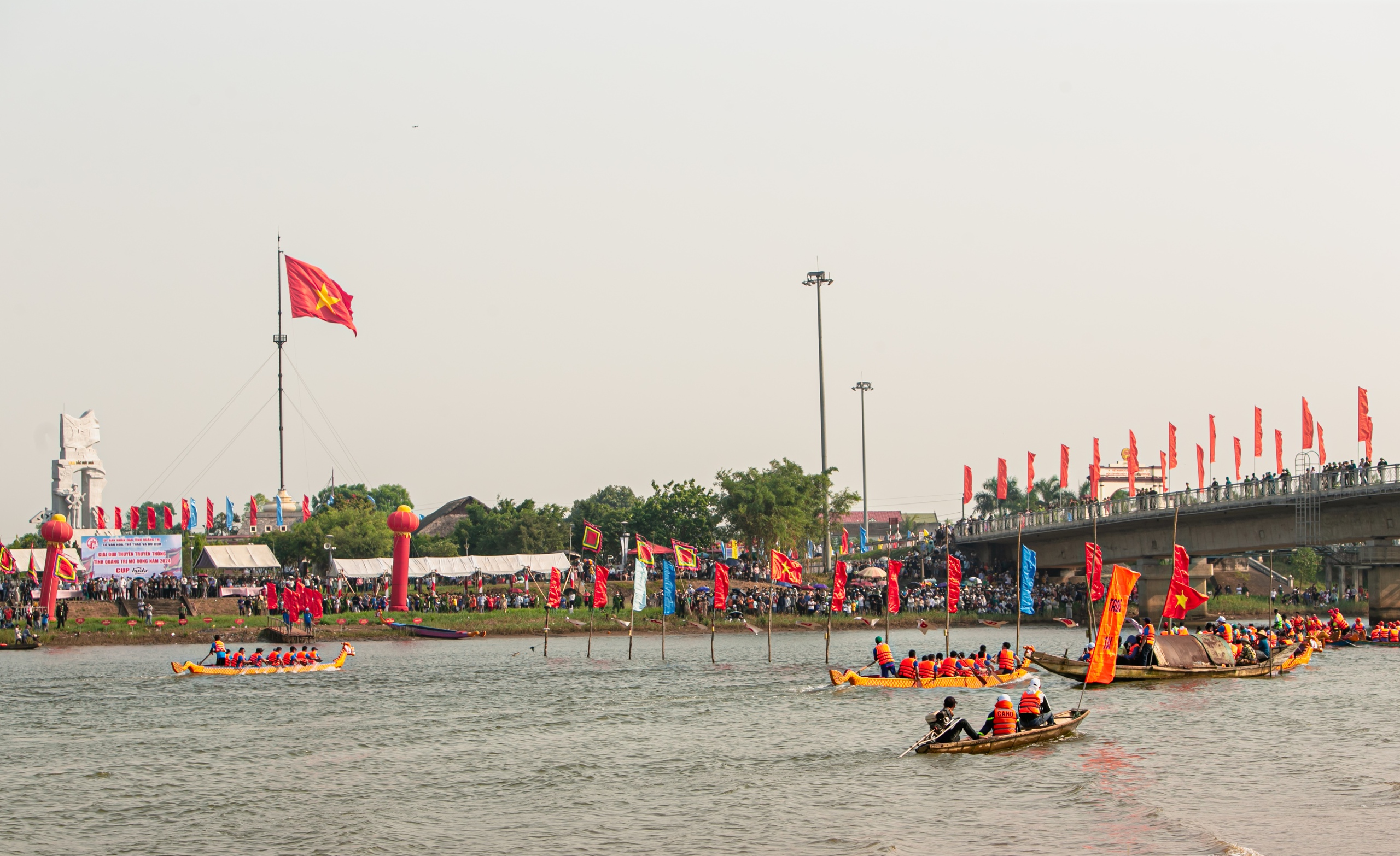 Lễ thượng cờ tại Kỳ đài Hiền Lương - Ảnh 5. Lễ thượng cờ tại Kỳ đài Hiền Lương - Ảnh 5.