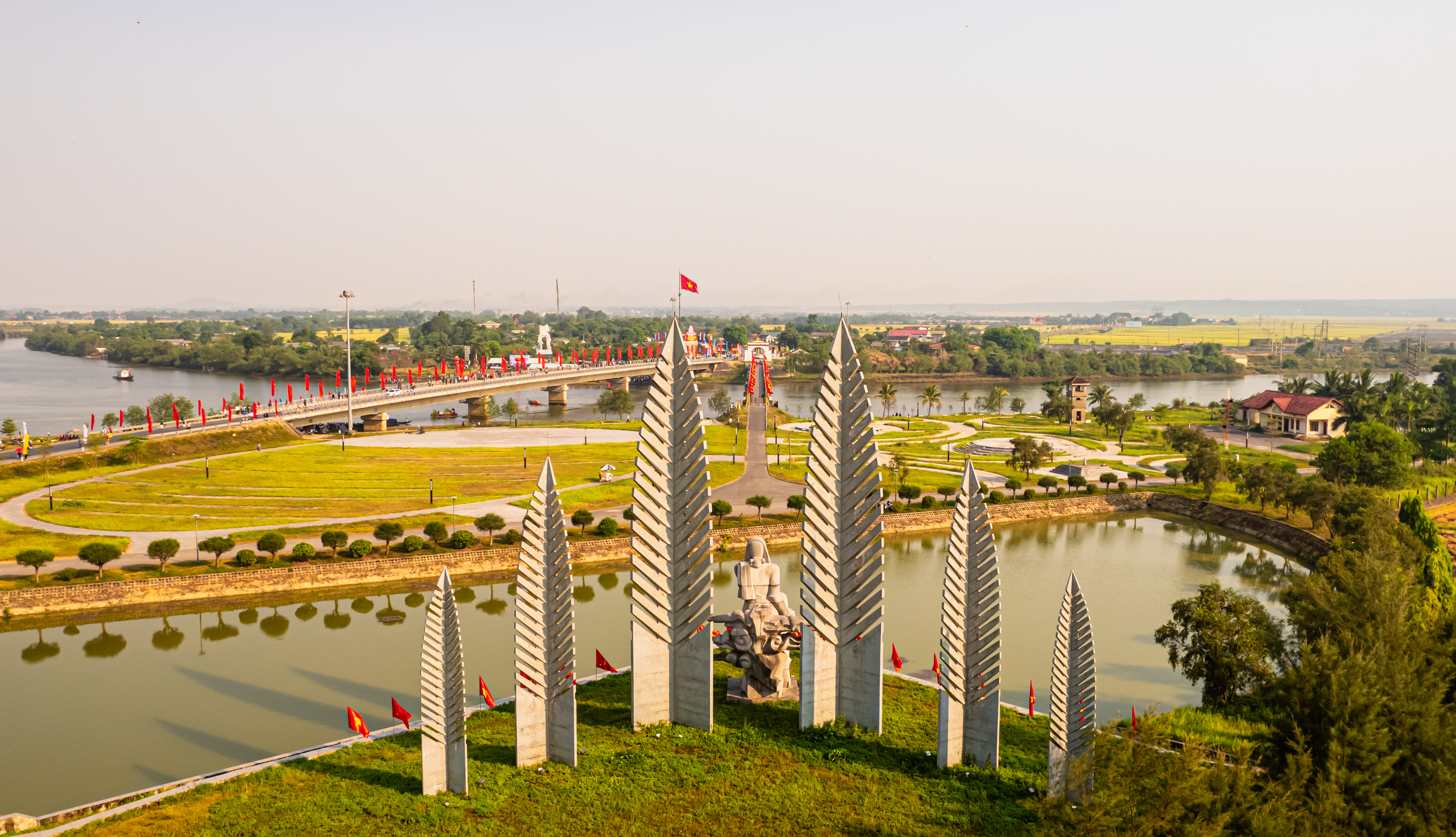 Lễ thượng cờ tại Kỳ đài Hiền Lương - Ảnh 3. Lễ thượng cờ tại Kỳ đài Hiền Lương - Ảnh 3.