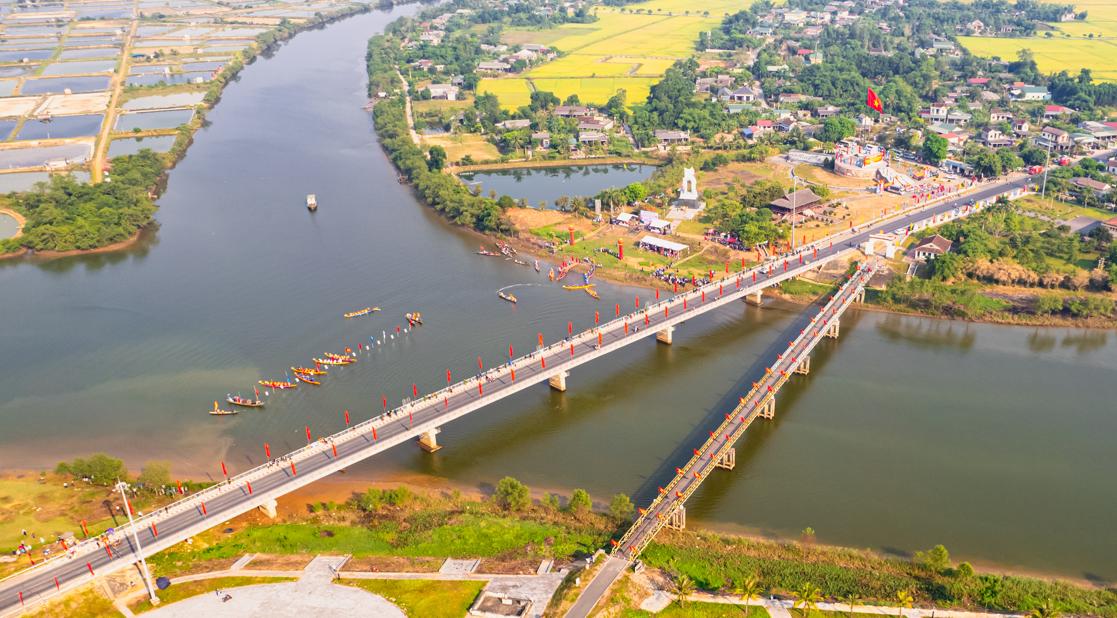Lễ thượng cờ tại Kỳ đài Hiền Lương - Ảnh 1. Lễ thượng cờ tại Kỳ đài Hiền Lương - Ảnh 1.