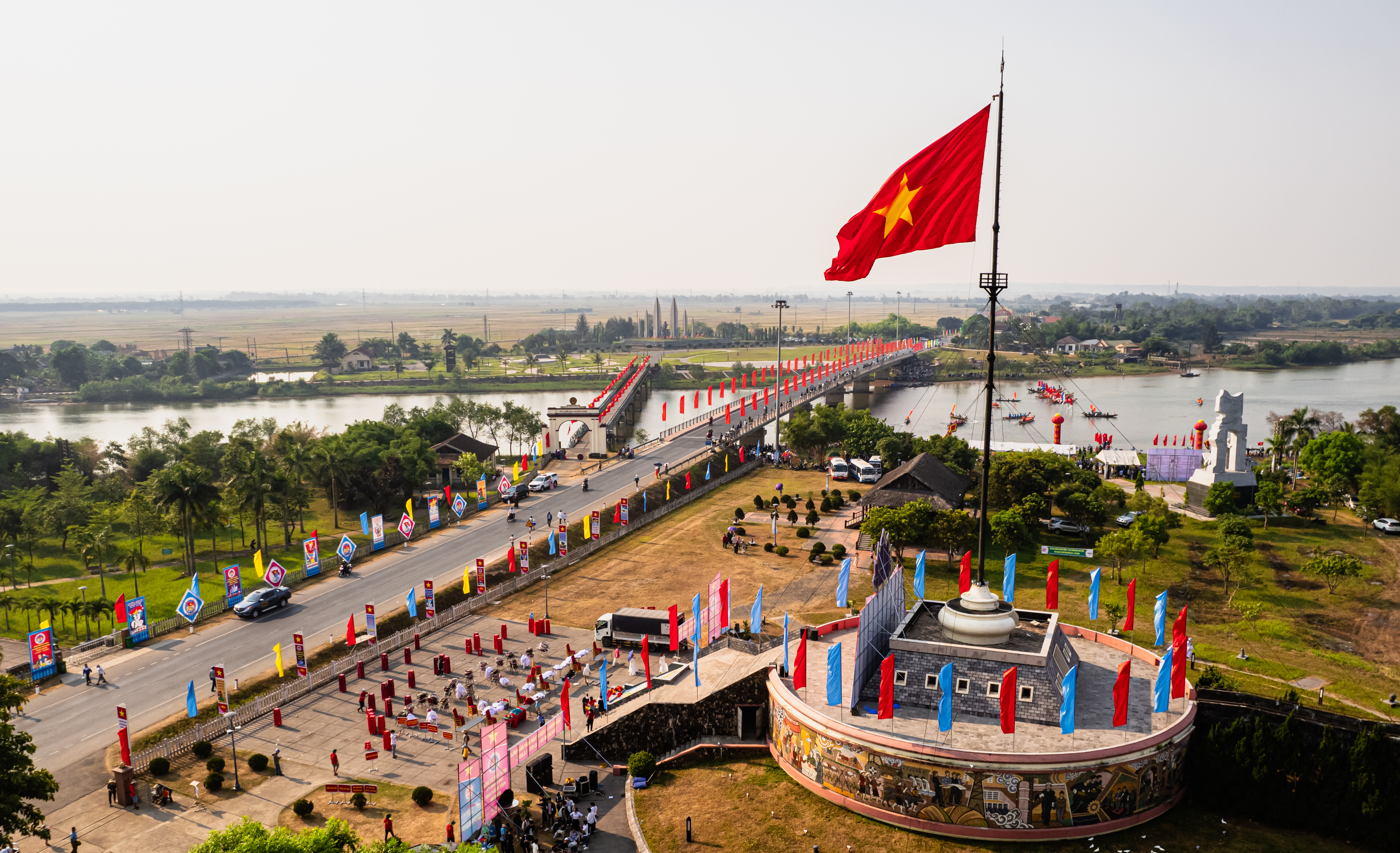 Lễ thượng cờ tại Kỳ đài Hiền Lương - Ảnh 2. Lễ thượng cờ tại Kỳ đài Hiền Lương - Ảnh 2.