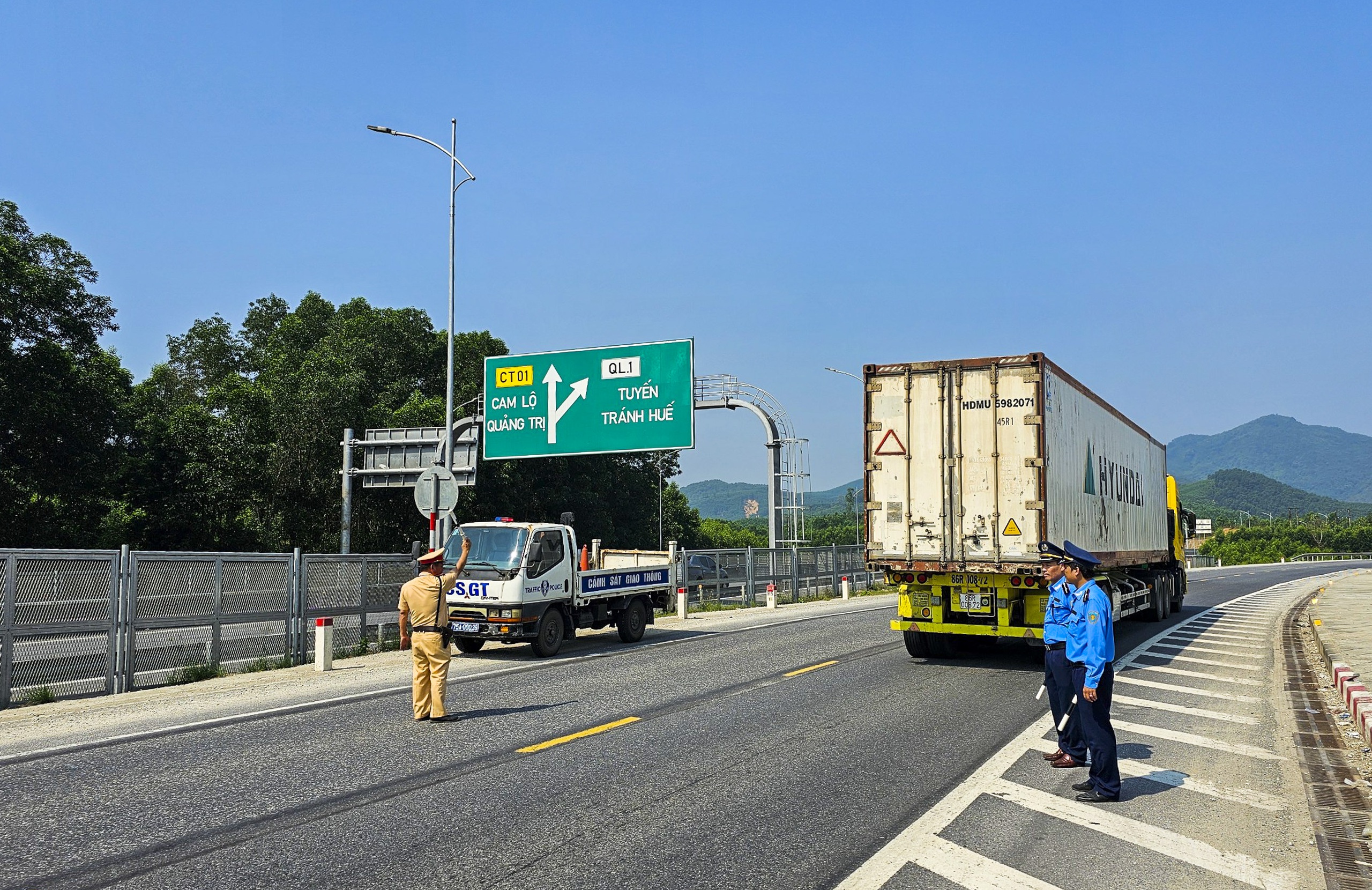 Cao tốc Cam Lộ - La Sơn trong ngày đầu cấm xe trọng tải lớn - Ảnh 4.