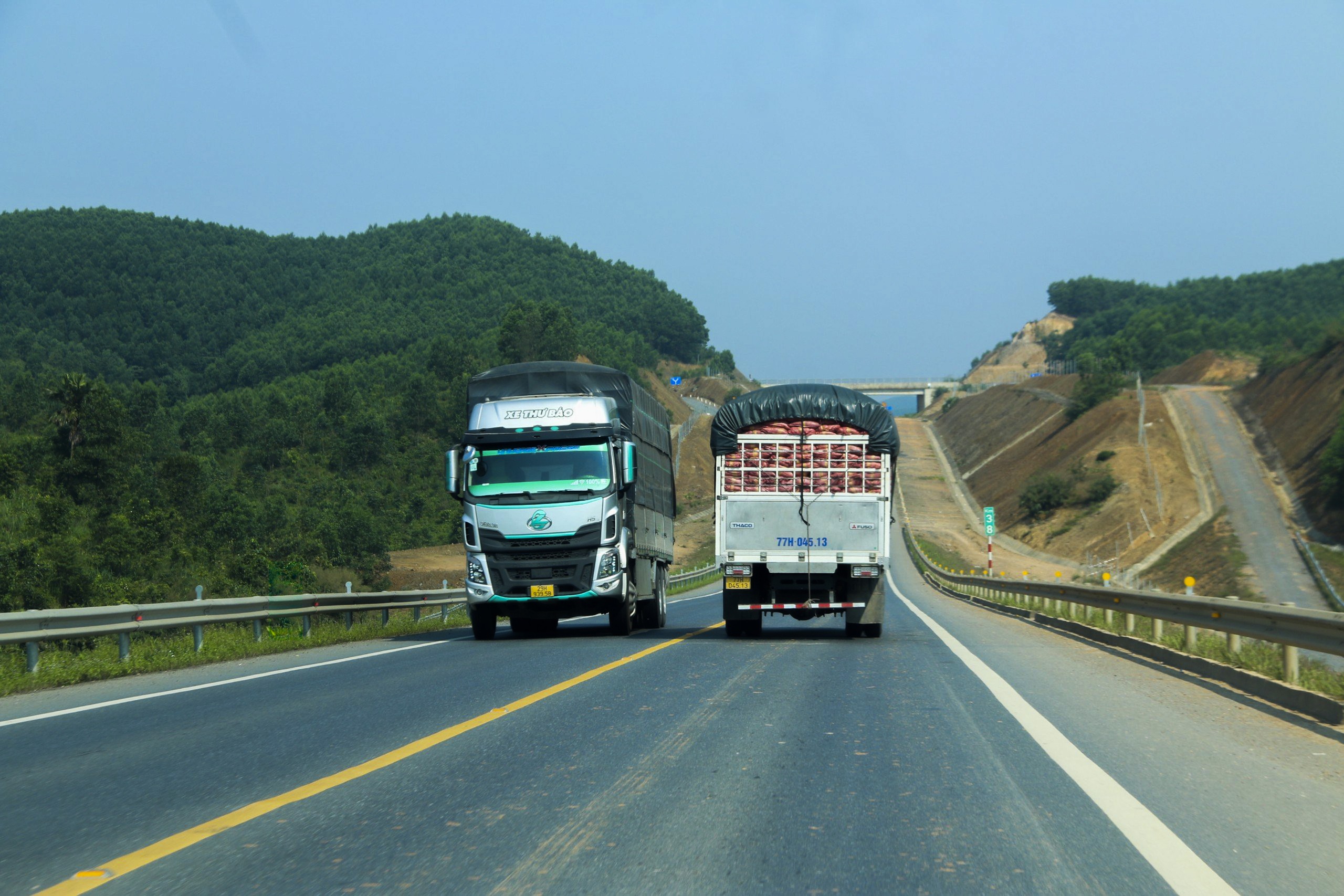 Cao tốc Cam Lộ - La Sơn trong ngày đầu cấm xe trọng tải lớn - Ảnh 14.