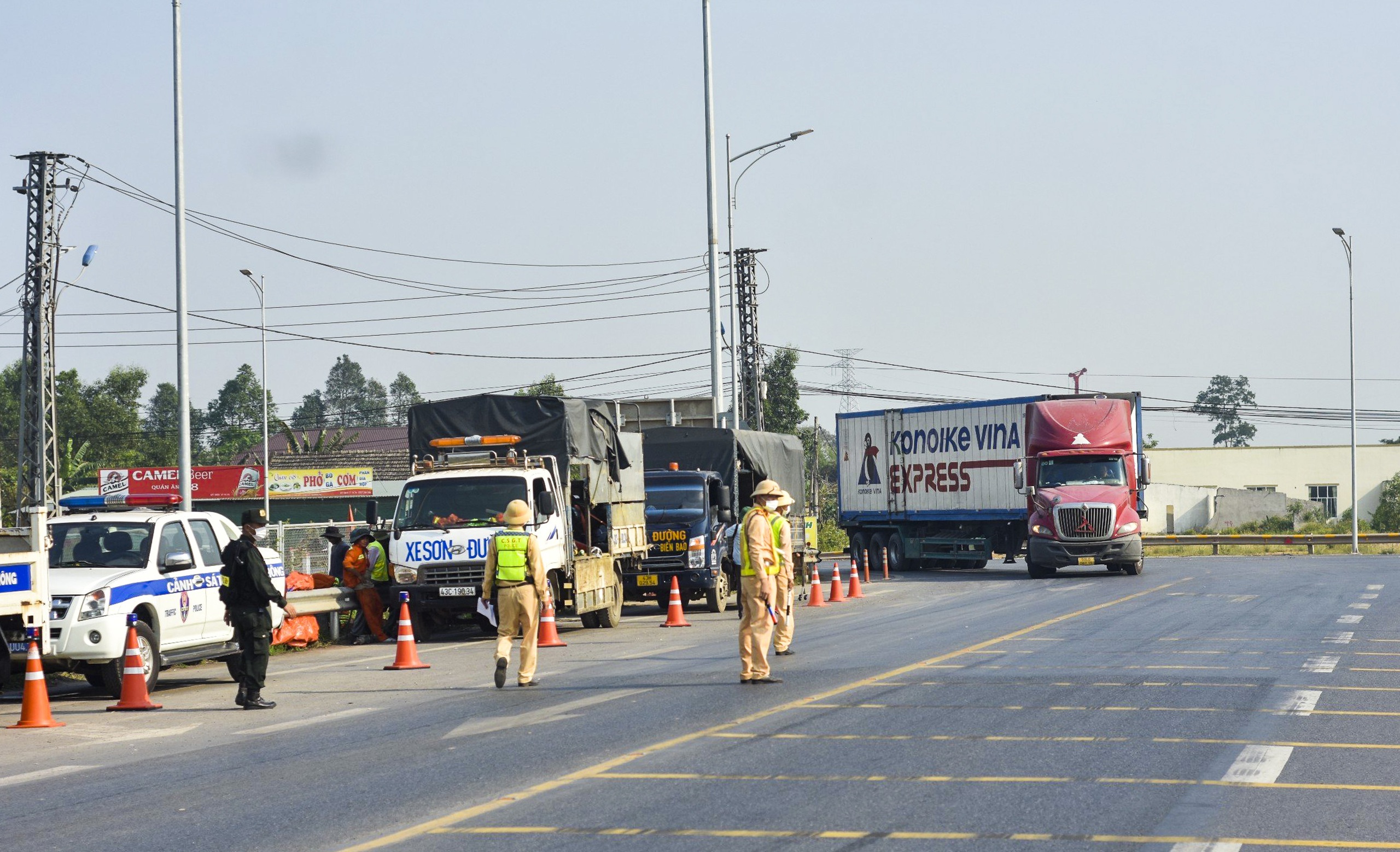 Cao tốc Cam Lộ - La Sơn trong ngày đầu cấm xe trọng tải lớn - Ảnh 1.