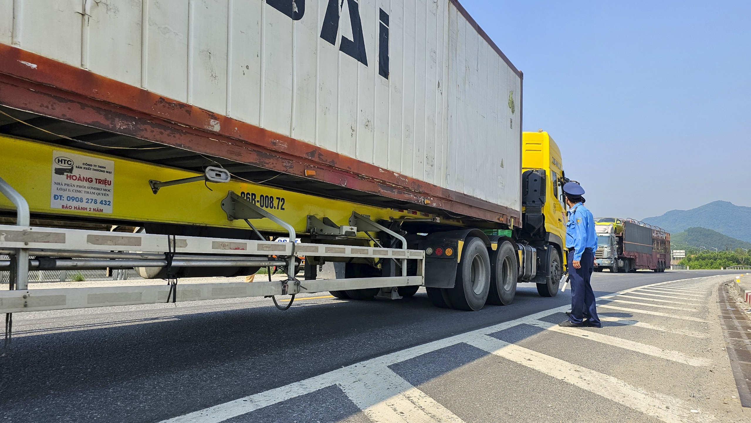 Cao tốc Cam Lộ - La Sơn trong ngày đầu cấm xe trọng tải lớn - Ảnh 3.