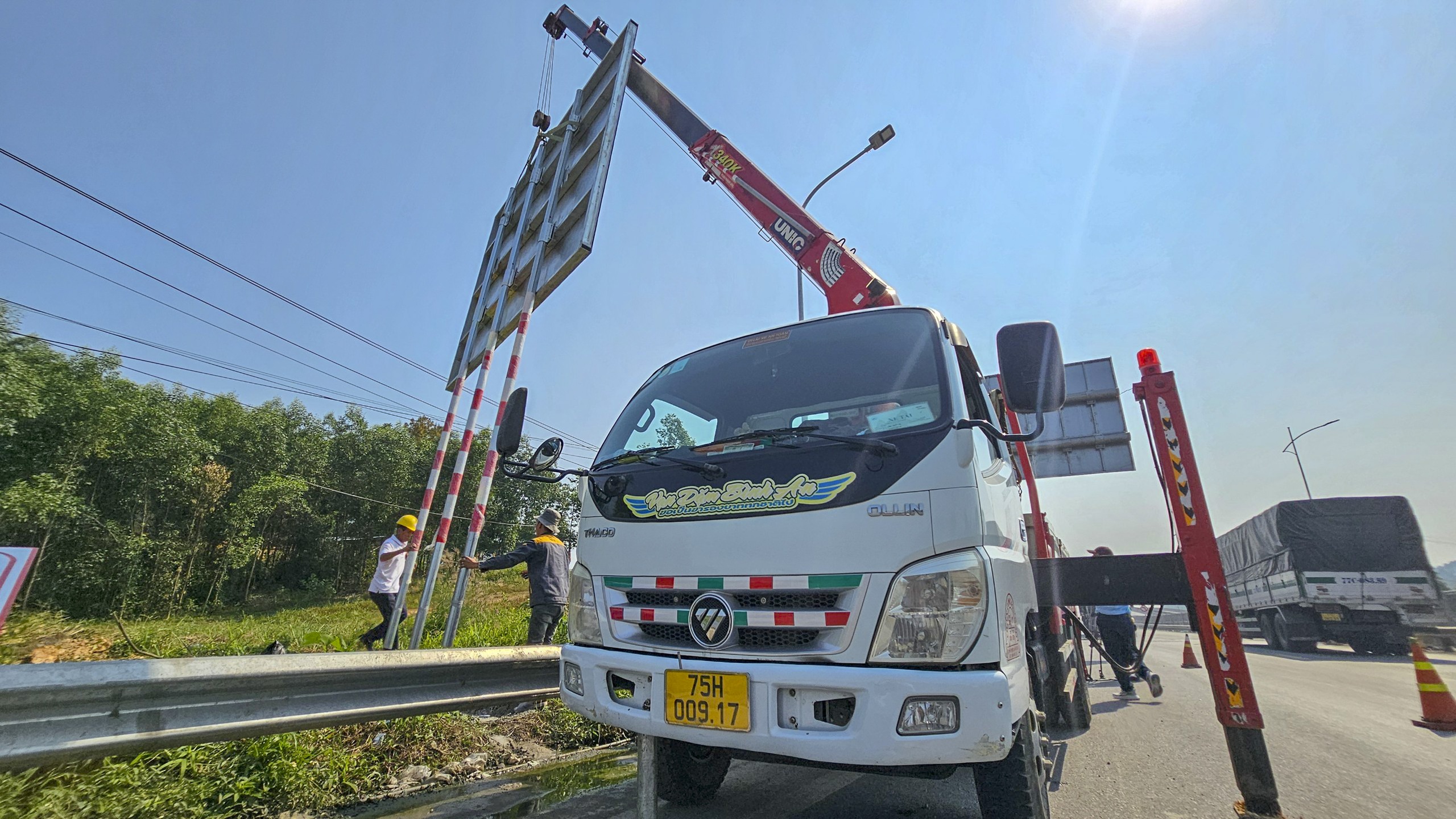 Cao tốc Cam Lộ - La Sơn trong ngày đầu cấm xe trọng tải lớn - Ảnh 9.