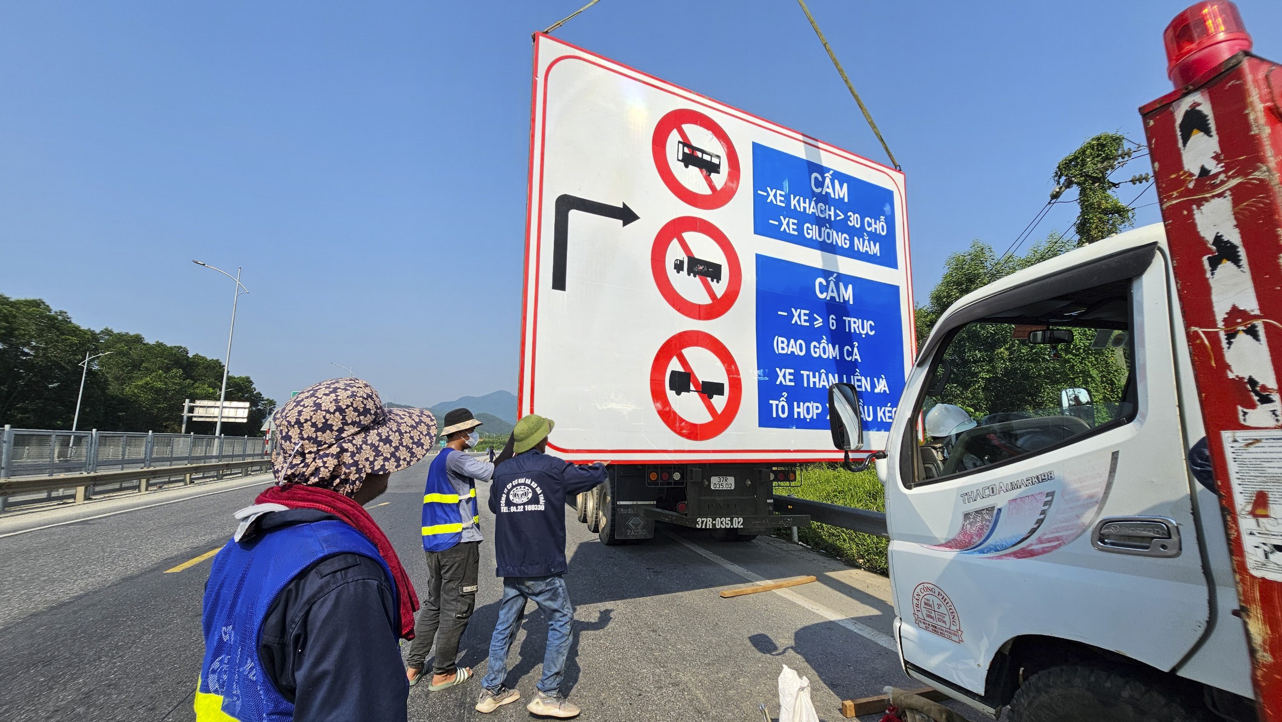 Cao tốc Cam Lộ - La Sơn trong ngày đầu cấm xe trọng tải lớn - Ảnh 8.