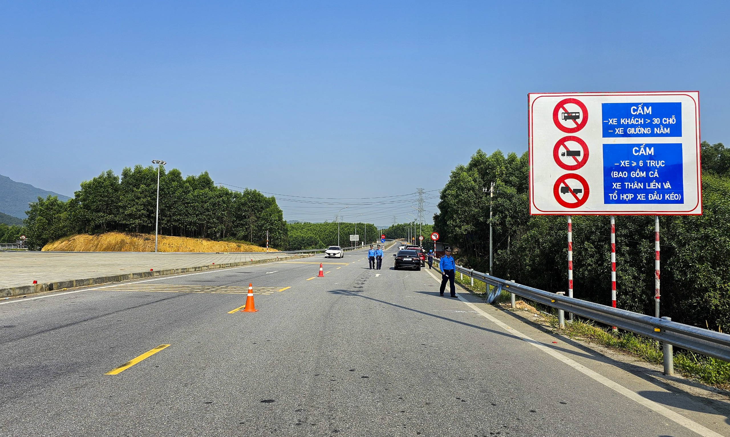 Cao tốc Cam Lộ - La Sơn trong ngày đầu cấm xe trọng tải lớn - Ảnh 5.