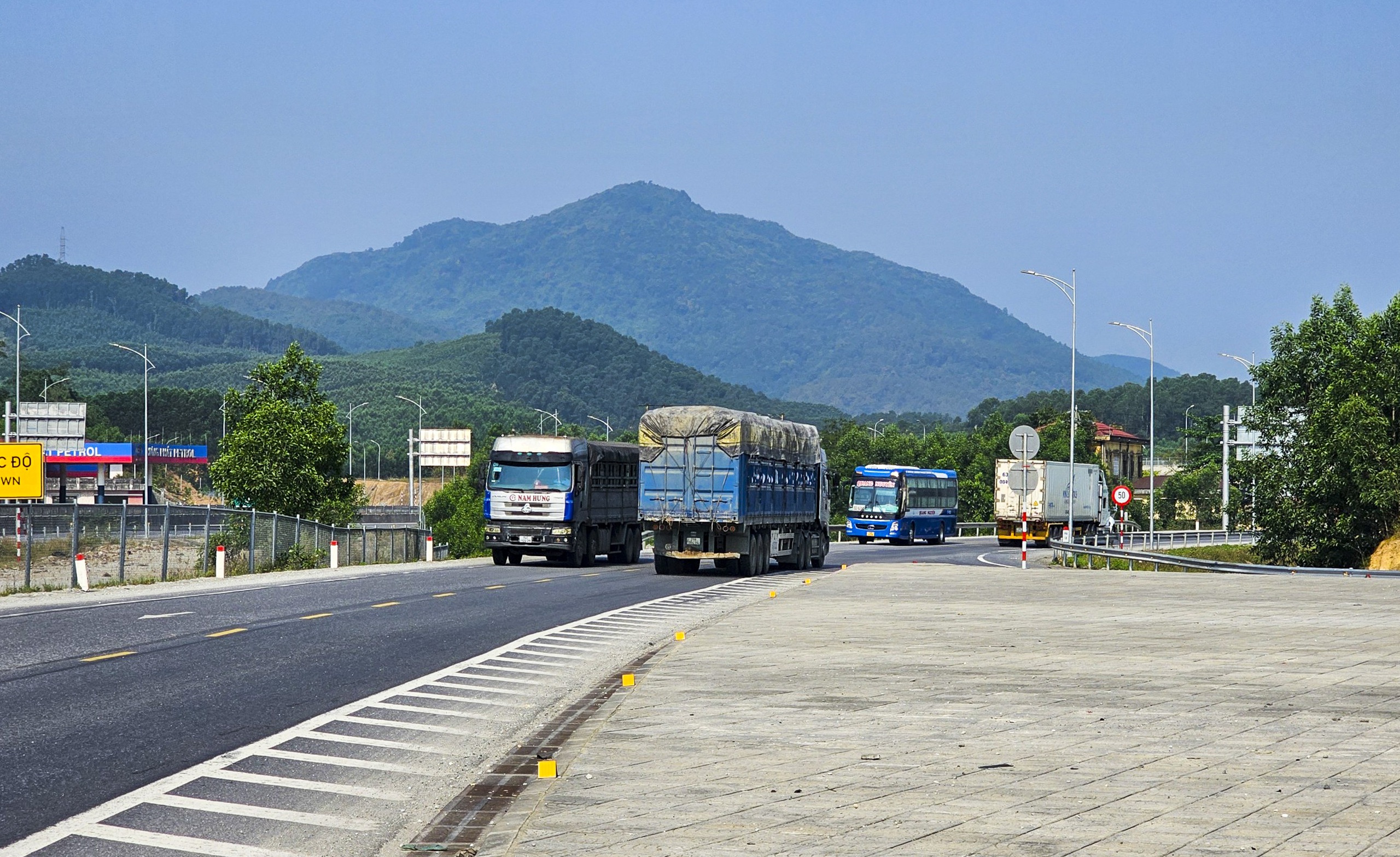 Cao tốc Cam Lộ - La Sơn trong ngày đầu cấm xe trọng tải lớn - Ảnh 12.