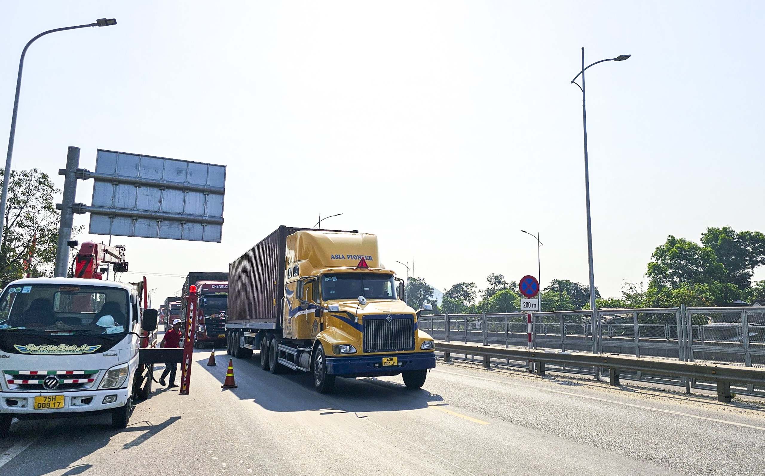 Cao tốc Cam Lộ - La Sơn trong ngày đầu cấm xe trọng tải lớn - Ảnh 2.