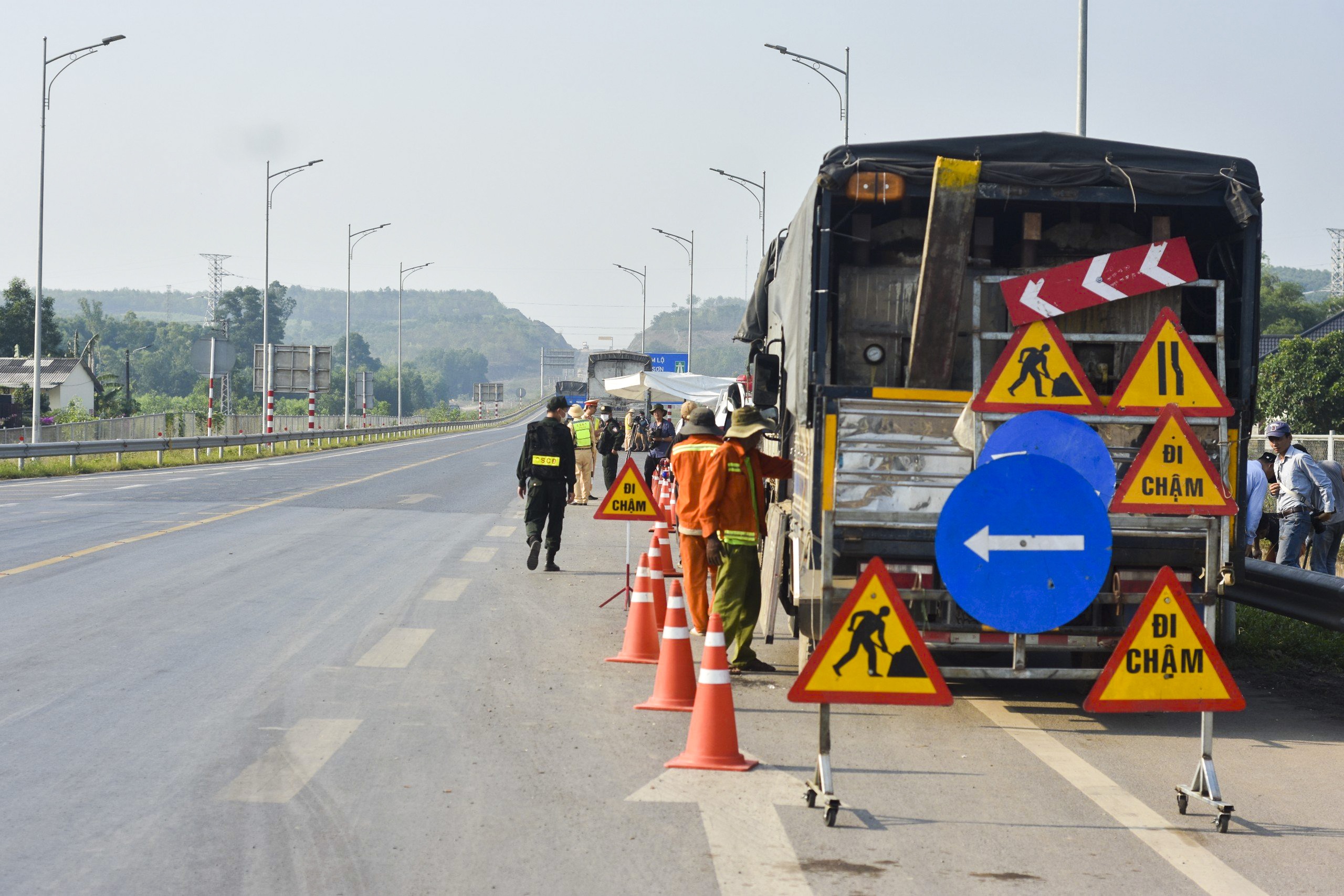 Cao tốc Cam Lộ - La Sơn trong ngày đầu cấm xe trọng tải lớn - Ảnh 6.