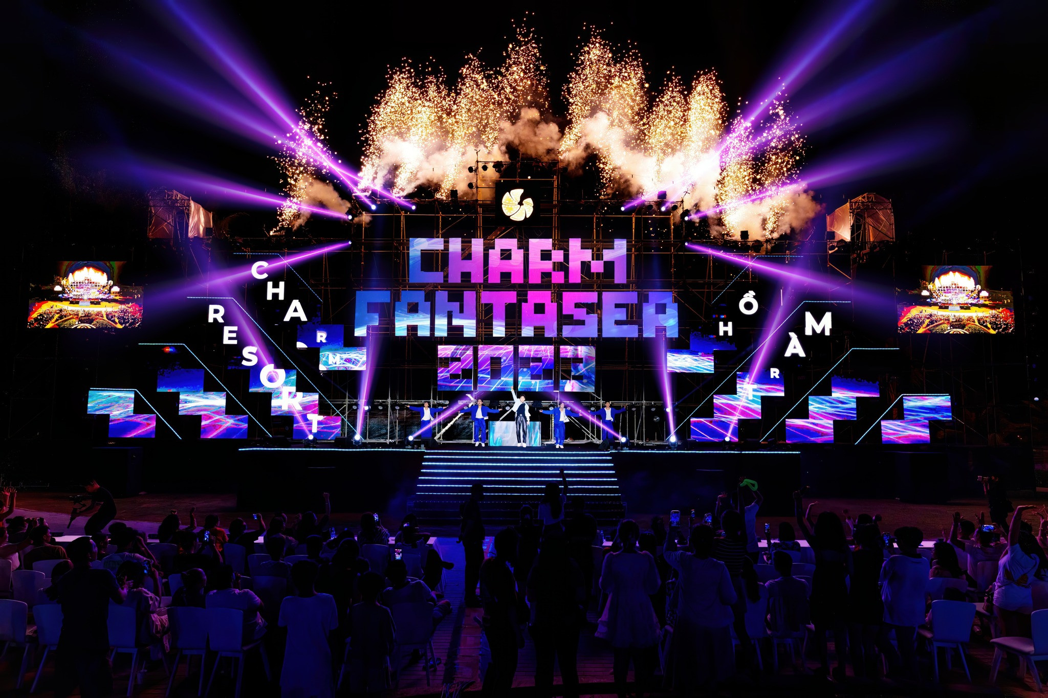 Ho Tram láká turisty 30. dubna speciálním uměleckým programem Charm Fantasea 2024 - Foto 1. Hồ Tràm hấp dẫn du khách dịp 30-4 với chương trình nghệ thuật đặc sắc Charm Fantasea 2024 - Ảnh 1.