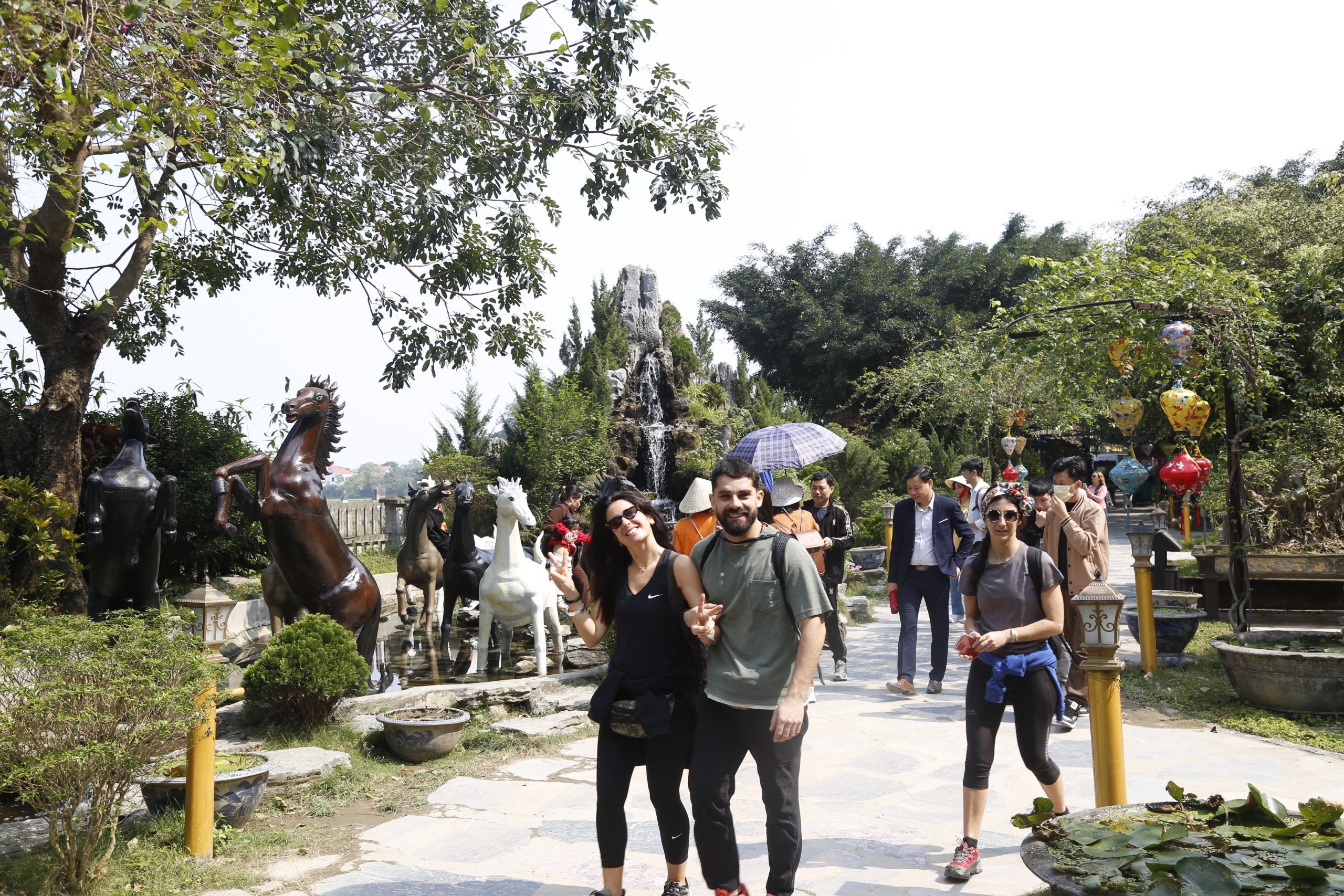 30 Nisan - 1 Mayıs tarihleri arasında Ninh Binh'e 470 binden fazla ziyaretçi geldi - Fotoğraf 2. Hơn 470 nghìn lượt khách đến Ninh Bình trong dịp 30/4 - 1/5 - Ảnh 2.