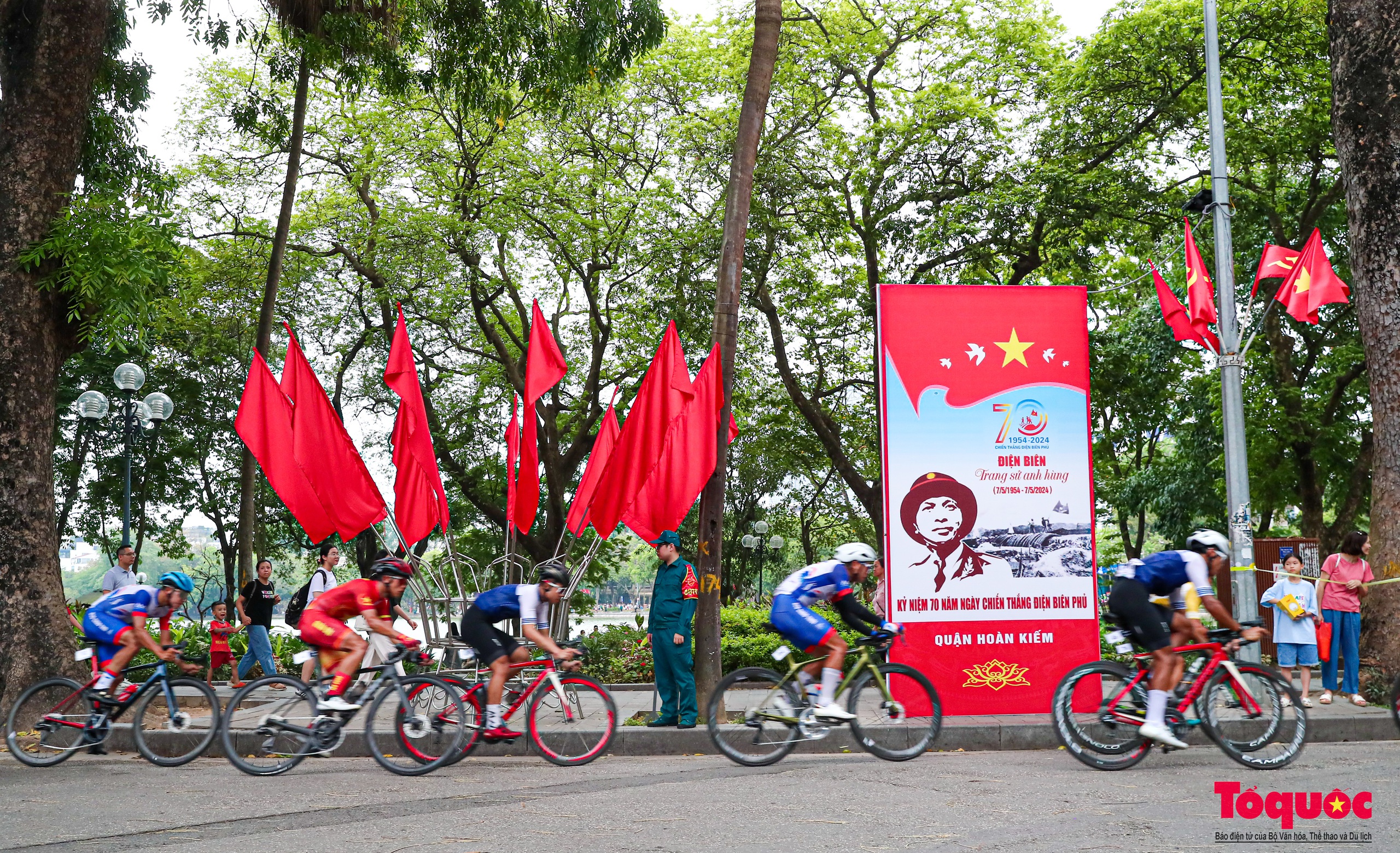 Người dân thủ đô reo hò cổ vũ các tay đua tranh tài tại giải đua xe đạp &quot;Về Điện Biên Phủ 2024&quot; - Ảnh 8.