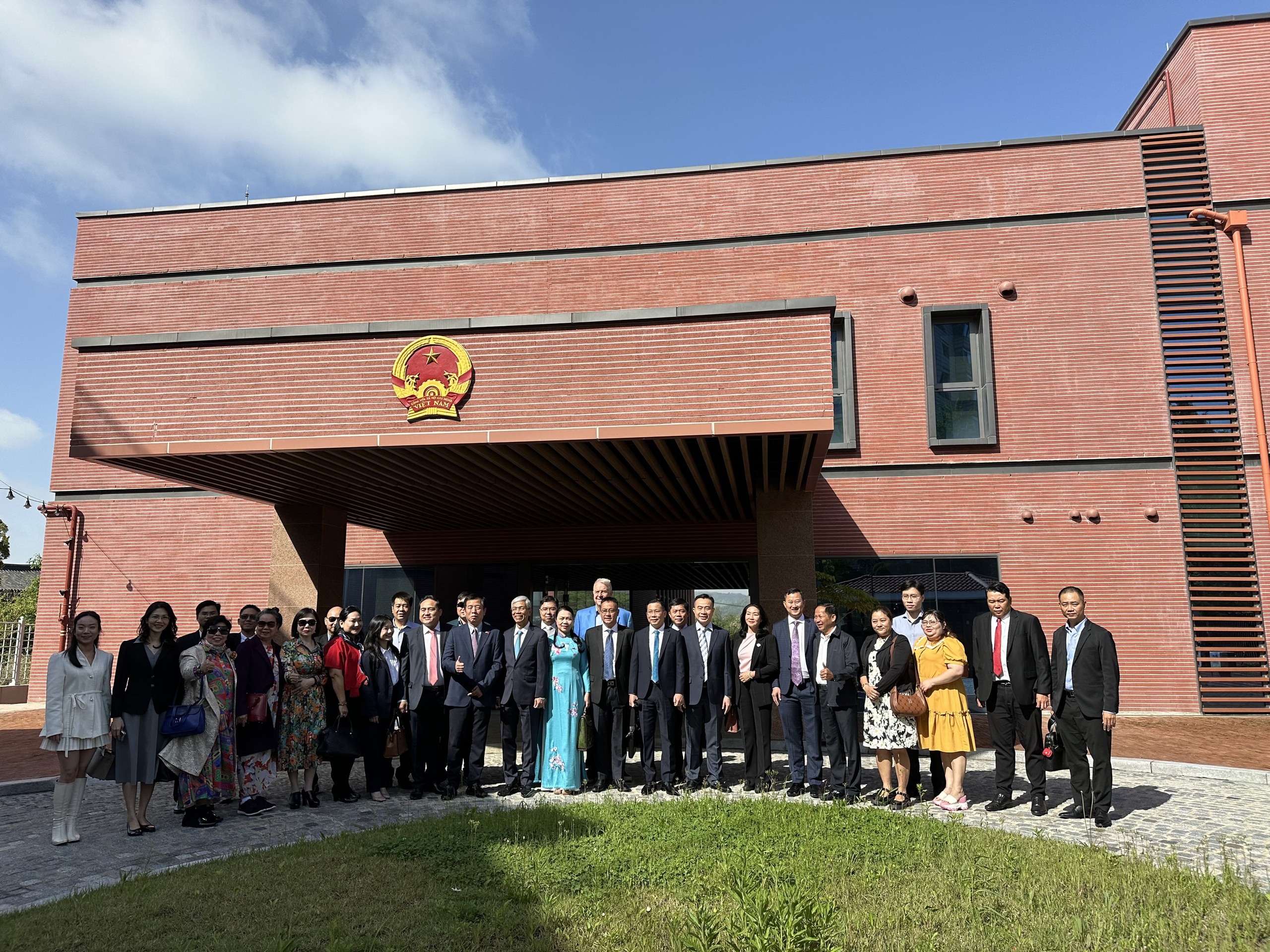 Vedoucí představitelé Ho Či Minova Města se setkali, vyměnili si a darovali vietnamské knihovny vietnamské komunitě v Koreji - Foto 1. Lãnh đạo TP.HCM gặp gỡ, giao lưu và trao tặng tủ sách tiếng Việt cho cộng đồng người Việt Nam tại Hàn Quốc - Ảnh 1.