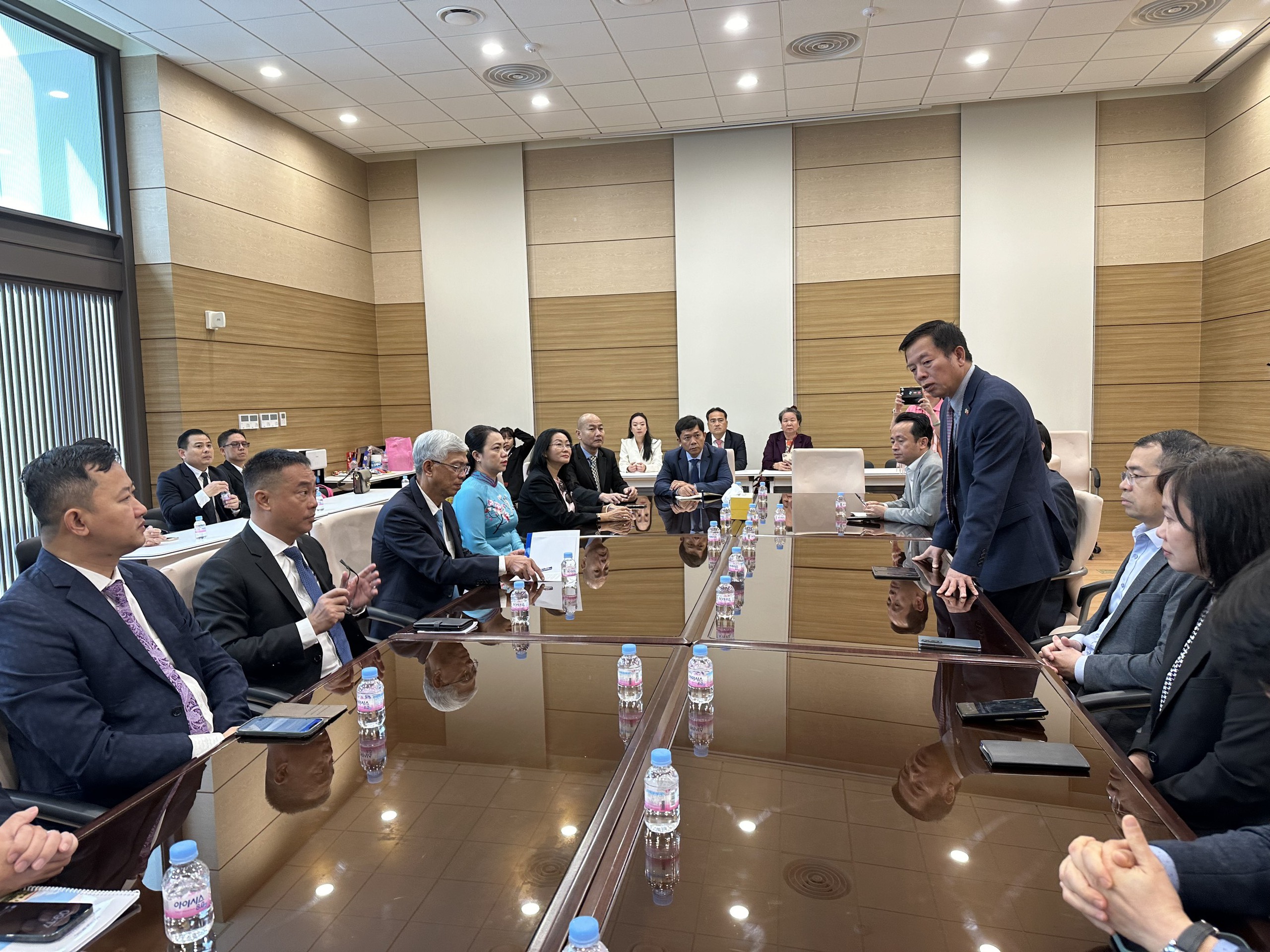 Vedoucí představitelé Ho Či Minova Města se setkali, vyměnili si a darovali vietnamské knihovny vietnamské komunitě v Koreji - Foto 2. Lãnh đạo TP.HCM gặp gỡ, giao lưu và trao tặng tủ sách tiếng Việt cho cộng đồng người Việt Nam tại Hàn Quốc - Ảnh 2.