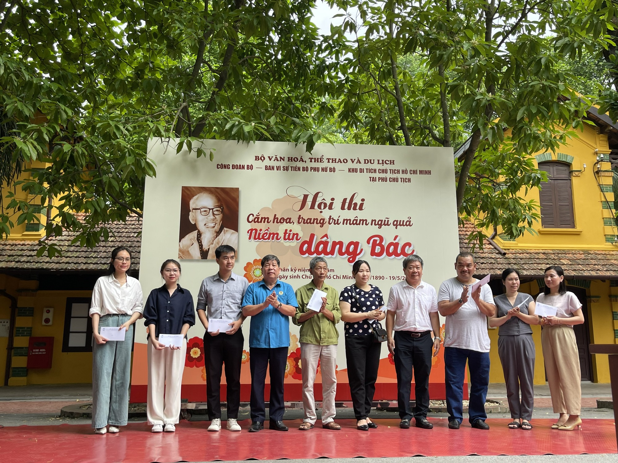 Công đoàn Bộ VHTTDL tổ chức Hội thi cắm hoa, trang trí mâm ngũ quả nhân dịp kỷ niệm 134 năm Ngày sinh Chủ tịch Hồ Chí Minh - Ảnh 3.