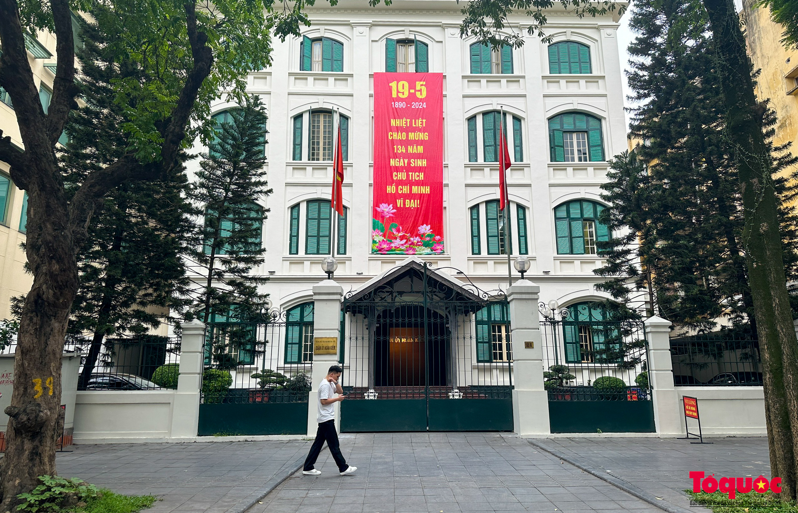 Hà Nội rợp cờ hoa chào mừng kỷ niệm 134 năm Ngày sinh Chủ tịch Hồ Chí Minh - Ảnh 9.