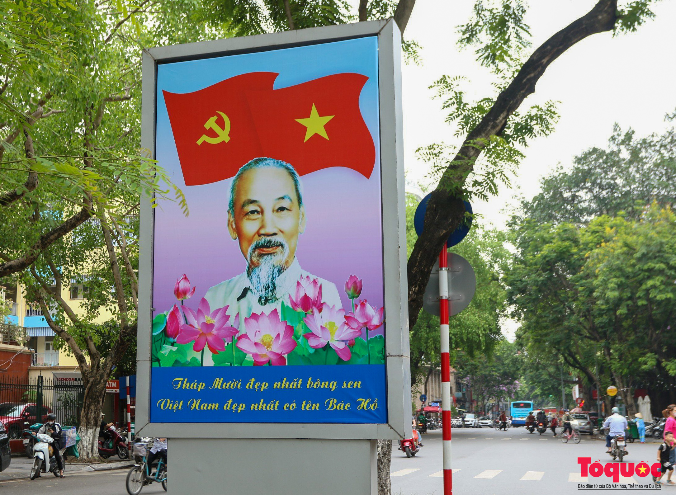 Hà Nội rợp cờ hoa chào mừng kỷ niệm 134 năm Ngày sinh Chủ tịch Hồ Chí Minh - Ảnh 13.